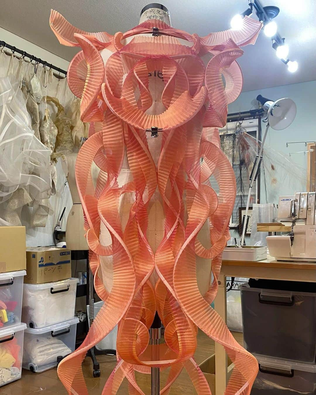 ARAKI SHIROさんのインスタグラム写真 - (ARAKI SHIROInstagram)「-spiral costume making/coral×white ver.- The custom-made costume would be all constructed with the spiral pleated parts. I am really interested in the process of controlling spiral details into organic shapes.  #ARAKISHIRO  #emergingdesigner #upnextdesigner #emergingfashion #conceptualfashion #upcomingdesigner #sculptural」12月13日 17時20分 - arakishiro