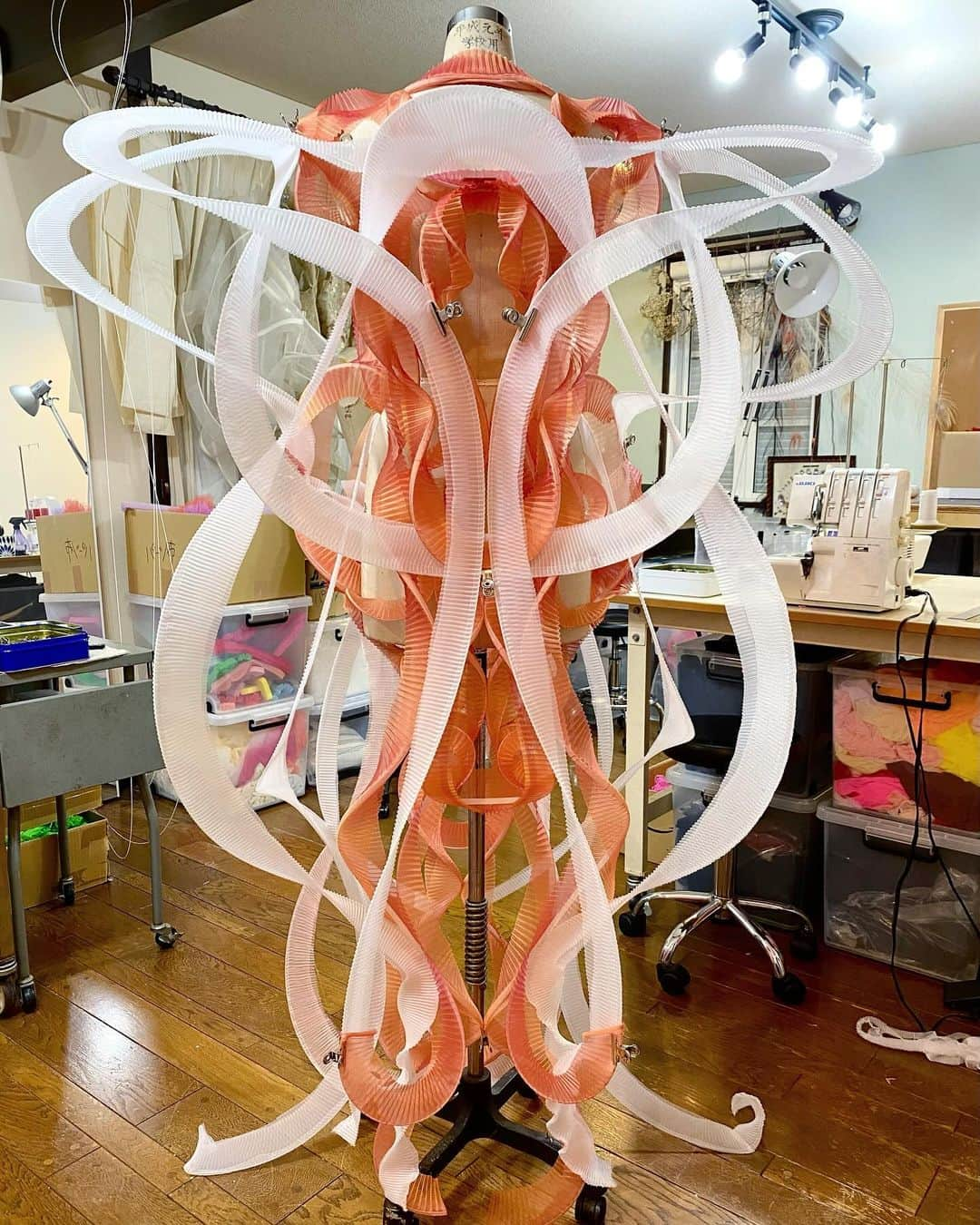 ARAKI SHIROさんのインスタグラム写真 - (ARAKI SHIROInstagram)「-spiral costume making/coral×white ver.- The custom-made costume would be all constructed with the spiral pleated parts. I am really interested in the process of controlling spiral details into organic shapes.  #ARAKISHIRO  #emergingdesigner #upnextdesigner #emergingfashion #conceptualfashion #upcomingdesigner #sculptural」12月13日 17時20分 - arakishiro