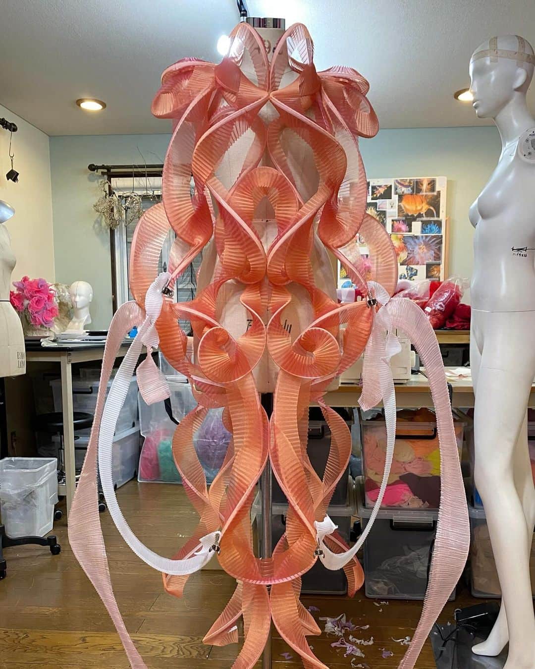 ARAKI SHIROさんのインスタグラム写真 - (ARAKI SHIROInstagram)「-spiral costume making/coral×white ver.- The custom-made costume would be all constructed with the spiral pleated parts. I am really interested in the process of controlling spiral details into organic shapes.  #ARAKISHIRO  #emergingdesigner #upnextdesigner #emergingfashion #conceptualfashion #upcomingdesigner #sculptural」12月13日 17時20分 - arakishiro