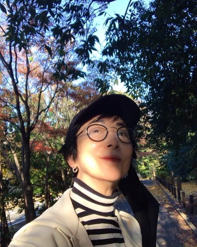 小川知子のインスタグラム：「こんばんは〜  今夜は北海道から届いた鮭の アクアパッツァです。  #アクアパッツァ #鮭レシピ  #小川知子」