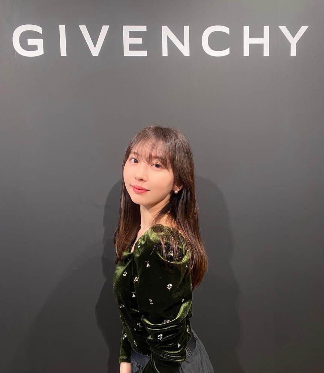 まこさんのインスタグラム写真 - (まこInstagram)「春コスメの新作へのときめきって異常ですよね @givenchybeauty  のスプリングコレクション見にいってきました！  今回タッチアップして気になったものまとめこちら📝 アイシャドウパレット「ル・ヌフ・ジバンシイ」 ゴールドが主役で肌なじみのよい９種類のカラーが入ってます 偏光グリッターのカラーもあって 重ねて使うとよりエレガントな雰囲気が出てとても素敵でした🐚  あとびっくりしたのが 「プリズム・リーブル・ハイライター」 春らしいピンクとゴールドパールの輝きが綺麗で 顔にももちろん デコルテのところにブラシでサッとのせてもらったら もう…ありえんキラキラでファビュラス纏いました  GIVENCHYのコスメ実はあまり使ったことがなかったんだけど 今回のコレクションで一気に興味が出たので コスメ使ってまた新たな自分探しのメイクをしたいなと思いました！  #givenchybeauty  #スプリングコレクション #pr」12月13日 17時26分 - mako_x_x_x