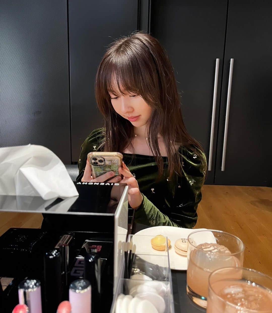 まこさんのインスタグラム写真 - (まこInstagram)「春コスメの新作へのときめきって異常ですよね @givenchybeauty  のスプリングコレクション見にいってきました！  今回タッチアップして気になったものまとめこちら📝 アイシャドウパレット「ル・ヌフ・ジバンシイ」 ゴールドが主役で肌なじみのよい９種類のカラーが入ってます 偏光グリッターのカラーもあって 重ねて使うとよりエレガントな雰囲気が出てとても素敵でした🐚  あとびっくりしたのが 「プリズム・リーブル・ハイライター」 春らしいピンクとゴールドパールの輝きが綺麗で 顔にももちろん デコルテのところにブラシでサッとのせてもらったら もう…ありえんキラキラでファビュラス纏いました  GIVENCHYのコスメ実はあまり使ったことがなかったんだけど 今回のコレクションで一気に興味が出たので コスメ使ってまた新たな自分探しのメイクをしたいなと思いました！  #givenchybeauty  #スプリングコレクション #pr」12月13日 17時26分 - mako_x_x_x