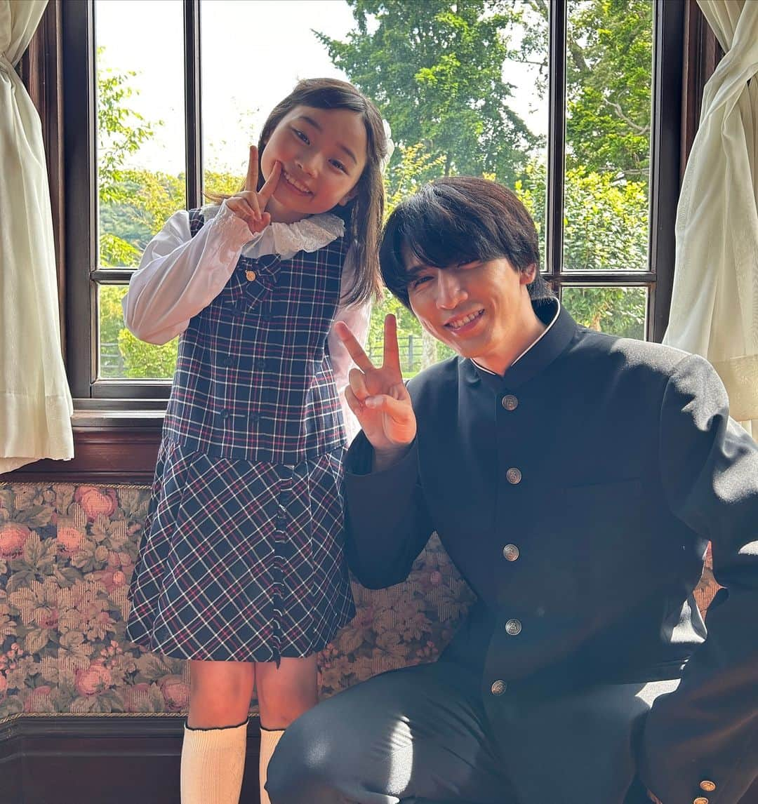 18歳、新妻、不倫します。のインスタグラム：「˗ˋˏ 🥰🫶 ˎˊ˗  #新妻不倫 小さな明花（#池谷美音）と 学ラン煌さん（#藤井流星）の ほのぼの2ショットです☀️𓈒𓏸  しっかり者の9歳、美音ちゃんのお話に 「俺30やけど、もうついていけてないもん😮」と 終始タジタジの藤井さんでした☺️（癒）  第9話、見逃し配信はTVerで！📺💙 便利なお気に入り登録も よろしくお願いします ✅✨  最終回 第10話 #ABCテレビ 12月17日(日)深夜0:50~ #テレビ朝日 12月16日(土)深夜2:45~ （⚠️いつもと時間が異なりますのでご注意ください） ㅤ #18歳新妻不倫します #ドラマL」