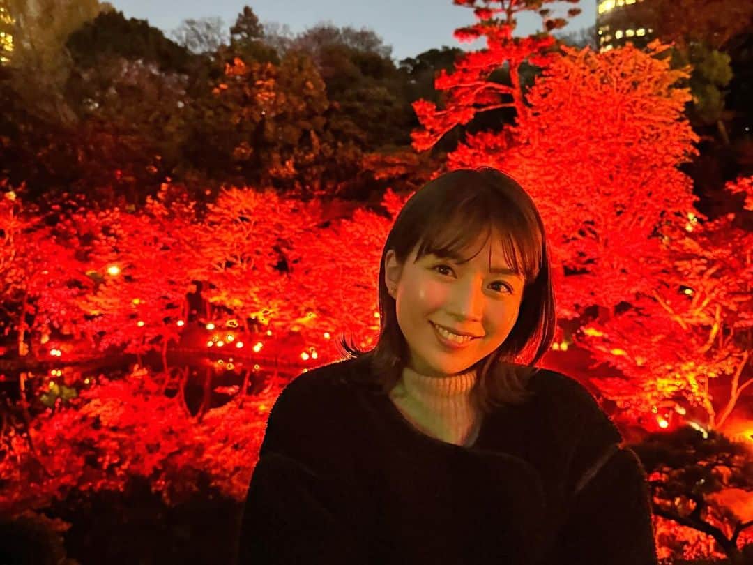田中萌のインスタグラム：「* 赤くライトアップされた庭園へ🍁 カメラ持っていけばよかった🥹  秋をあまり感じることなく冬になってしまったな？  #和風庭園#庭園#紅葉#ライトアップ#散歩」