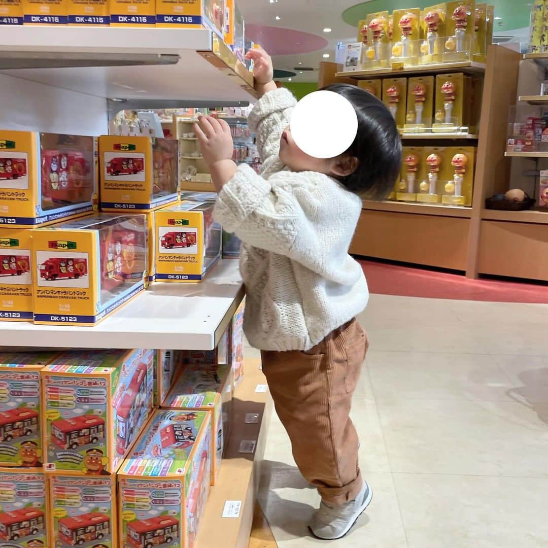 kumiさんのインスタグラム写真 - (kumiInstagram)「@maisonkitsune  おnewのニット帽🦊が可愛くって。 よく見ないと分からないくらいが丁度いい👌🏻♡  楽天でgetしたプチプラニットスカートも シルエットよし💐で大当たり。  初めてのアンパンマンミュージアムは 大はしゃぎだった息子さん👦🏻♡ 今度はアンパンマン列車に乗せてあげたいな🚃..♩  #maisonkitsune#jilsander#maisonmargiela#celine #organiczoo#studiobohemeparis#newbalance」12月13日 18時06分 - 93_0920