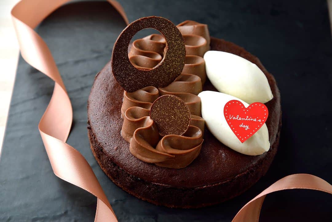 ホテル椿山荘東京さんのインスタグラム写真 - (ホテル椿山荘東京Instagram)「. Valentine's Chocolate♡  ベルギー産ショコラを使用し、カカオの香りが口の中いっぱいに広がるチョコレートケーキを、大切な人と一緒でもおひとりで過ごす方でも それぞれ楽しめる 2 サイズのケーキでご用意いたしました＾＾  🎂ショコラdeショコラ（12㎝ホール）　　　￥4,320 🎂ショコラdeショコラ　　　　　　　　　　￥850  「ショコラ de ショコラ」12cmホールケーキは 事前オンライン予約が必要となります。 2024 年 1 月 8 日（月・祝）10 時より受付を開始いたします。 ホテルショップ「セレクションズ」にてオンライン予約、お買い求めいただけます。  @hotelchinzansotokyo_official  #valantinesday #chocolate #バレンタイン #バレンタインチョコ #チョコレート」12月13日 18時00分 - hotelchinzansotokyo_official