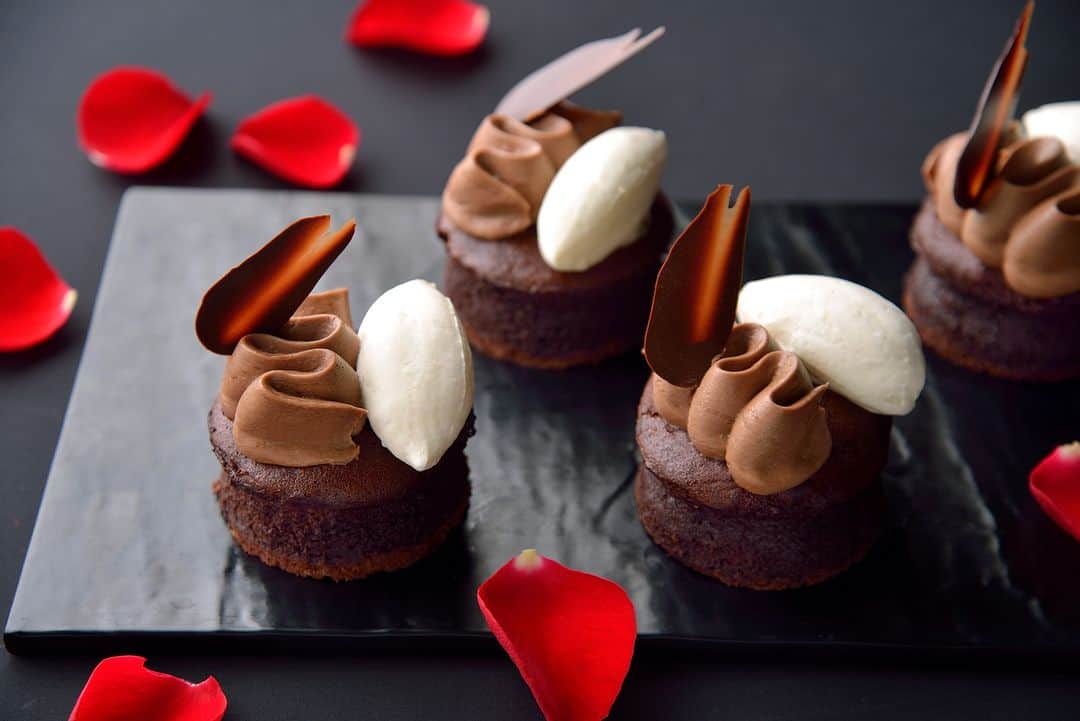ホテル椿山荘東京さんのインスタグラム写真 - (ホテル椿山荘東京Instagram)「. Valentine's Chocolate♡  ベルギー産ショコラを使用し、カカオの香りが口の中いっぱいに広がるチョコレートケーキを、大切な人と一緒でもおひとりで過ごす方でも それぞれ楽しめる 2 サイズのケーキでご用意いたしました＾＾  🎂ショコラdeショコラ（12㎝ホール）　　　￥4,320 🎂ショコラdeショコラ　　　　　　　　　　￥850  「ショコラ de ショコラ」12cmホールケーキは 事前オンライン予約が必要となります。 2024 年 1 月 8 日（月・祝）10 時より受付を開始いたします。 ホテルショップ「セレクションズ」にてオンライン予約、お買い求めいただけます。  @hotelchinzansotokyo_official  #valantinesday #chocolate #バレンタイン #バレンタインチョコ #チョコレート」12月13日 18時00分 - hotelchinzansotokyo_official
