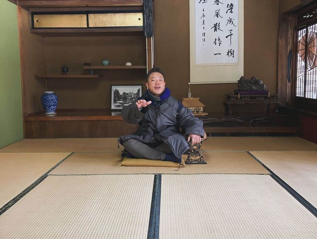 栗原心平さんのインスタグラム写真 - (栗原心平Instagram)「今日から青森県平川市へ。 平川の新旧スポットを探索しました。 まずは、新市庁舎の前に置いてある、 「HIRAKAWA」スタンド で写真撮影🤳巨大なHIRAKAWAの文字がお出迎えをしてくれます………。 そして明治時代に建てられた 歴史的建造物「盛美館」のある「盛美園」へ。 地元の名士である清藤家が明治35年より9年間かけて作庭した12000㎡の広大な名庭園で、明治3大庭園の一つに数えられるそうです。盛美館は一階が数寄屋造り、二階がルネッサンス調の洋風作りになっています。中でも2階に置いてある、津軽塗りのテーブルに驚き！！今はもうこれほどのものは中々作れないんじゃないでしょうか？ そしてお腹が減ったので「麺処　中むら」さんで無化調の醤油ラーメンをいただきましたとさ🍜旨し！！！ 夜はイルミネーションがすごいらしいので、この後見に行ってみよう… #栗原心平 #shimpeikurihara #青森県 #平川市 #hirakawaスタンド #盛美園 #盛美館 #寒い #夜飲めるかな #胃が痛い #イルミネーション楽しみ #本当に大丈夫か #マルメロパイ #碇ヶ関 #なぜかたこ焼き」12月13日 18時00分 - shimpei_kurihara