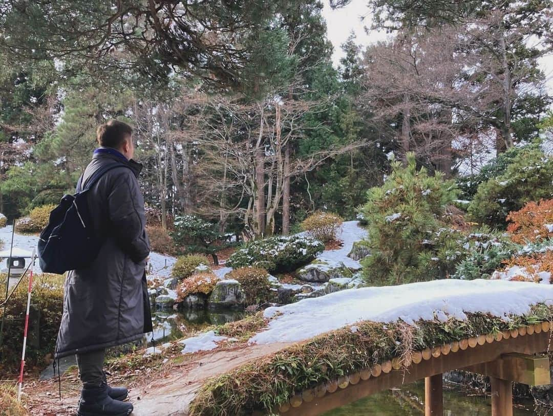 栗原心平さんのインスタグラム写真 - (栗原心平Instagram)「今日から青森県平川市へ。 平川の新旧スポットを探索しました。 まずは、新市庁舎の前に置いてある、 「HIRAKAWA」スタンド で写真撮影🤳巨大なHIRAKAWAの文字がお出迎えをしてくれます………。 そして明治時代に建てられた 歴史的建造物「盛美館」のある「盛美園」へ。 地元の名士である清藤家が明治35年より9年間かけて作庭した12000㎡の広大な名庭園で、明治3大庭園の一つに数えられるそうです。盛美館は一階が数寄屋造り、二階がルネッサンス調の洋風作りになっています。中でも2階に置いてある、津軽塗りのテーブルに驚き！！今はもうこれほどのものは中々作れないんじゃないでしょうか？ そしてお腹が減ったので「麺処　中むら」さんで無化調の醤油ラーメンをいただきましたとさ🍜旨し！！！ 夜はイルミネーションがすごいらしいので、この後見に行ってみよう… #栗原心平 #shimpeikurihara #青森県 #平川市 #hirakawaスタンド #盛美園 #盛美館 #寒い #夜飲めるかな #胃が痛い #イルミネーション楽しみ #本当に大丈夫か #マルメロパイ #碇ヶ関 #なぜかたこ焼き」12月13日 18時00分 - shimpei_kurihara