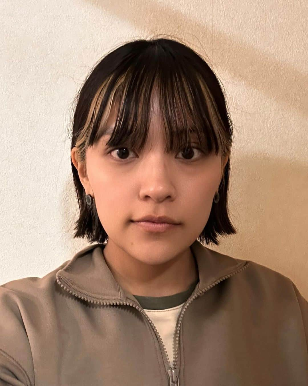 大滝友梨亜さんのインスタグラム写真 - (大滝友梨亜Instagram)「今日は中野接骨医院さんで ディープオシレーションをしてきました🫧✨  顎周りや頬の周りをスッキリさせたり、(浮腫など) 歪んでいる顔の骨格を調整してくれる施術です🙂  今回は2回目で私は頬骨の高さが違うので 整え中です😶‍🌫️  1枚目が施術前、 2枚目が施術後です！  今回は結構変わった✨ 良き良き(*´꒳`*)  電気のピリピリが凄く気持ちよくて 施術中はウトウトしちゃう笑  男性、女性問わず👩🏻 👨🏻  綺麗になりたい！興味ある方は 中野接骨医院さんに行ってみてください🫶  施術中の私がいるかも笑  📍中野接骨医院  新潟県新潟市秋葉区朝日140-2新潟市秋葉区朝日140-2 📞0250-23-0817」12月13日 18時03分 - takiomaru