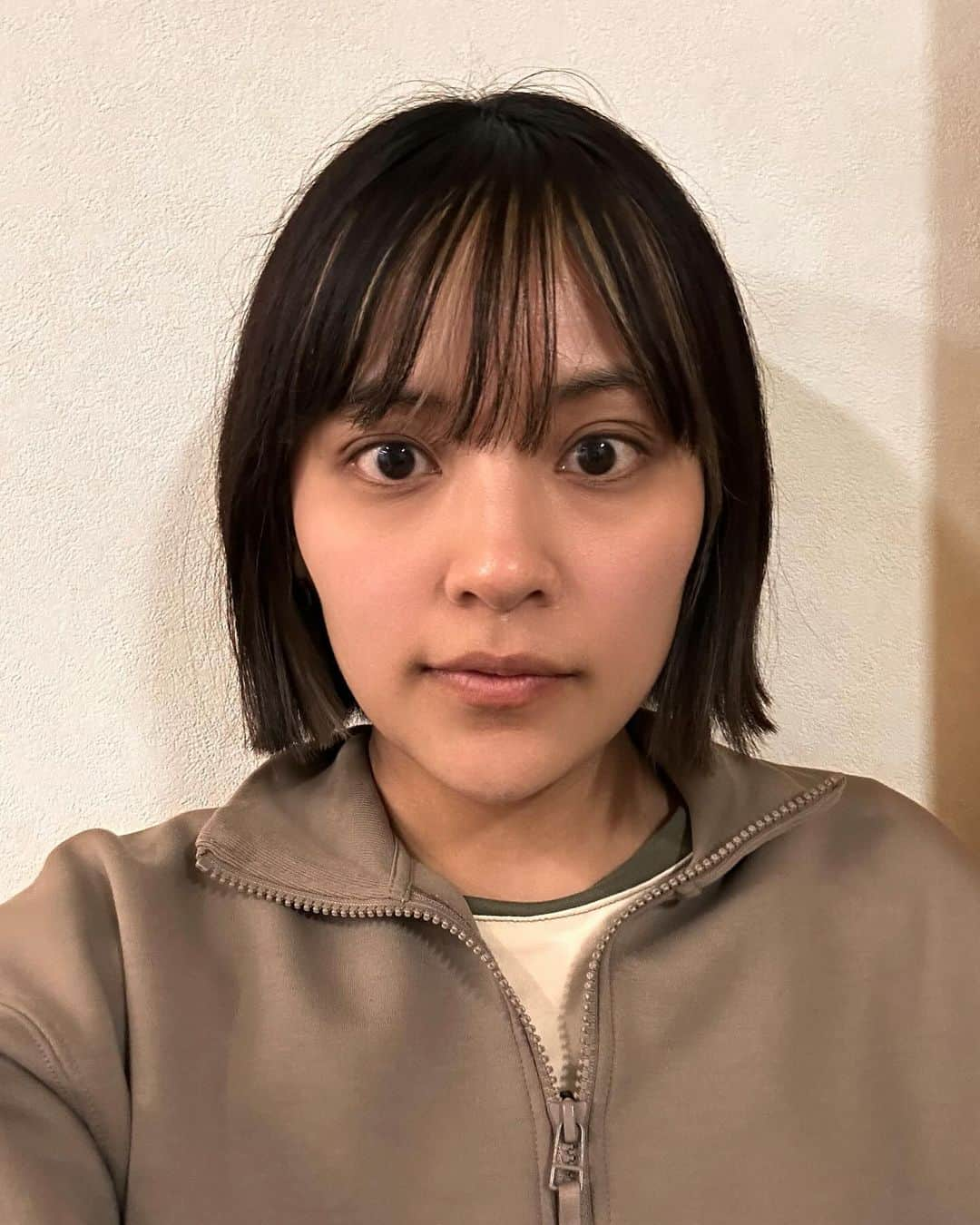 大滝友梨亜さんのインスタグラム写真 - (大滝友梨亜Instagram)「今日は中野接骨医院さんで ディープオシレーションをしてきました🫧✨  顎周りや頬の周りをスッキリさせたり、(浮腫など) 歪んでいる顔の骨格を調整してくれる施術です🙂  今回は2回目で私は頬骨の高さが違うので 整え中です😶‍🌫️  1枚目が施術前、 2枚目が施術後です！  今回は結構変わった✨ 良き良き(*´꒳`*)  電気のピリピリが凄く気持ちよくて 施術中はウトウトしちゃう笑  男性、女性問わず👩🏻 👨🏻  綺麗になりたい！興味ある方は 中野接骨医院さんに行ってみてください🫶  施術中の私がいるかも笑  📍中野接骨医院  新潟県新潟市秋葉区朝日140-2新潟市秋葉区朝日140-2 📞0250-23-0817」12月13日 18時03分 - takiomaru