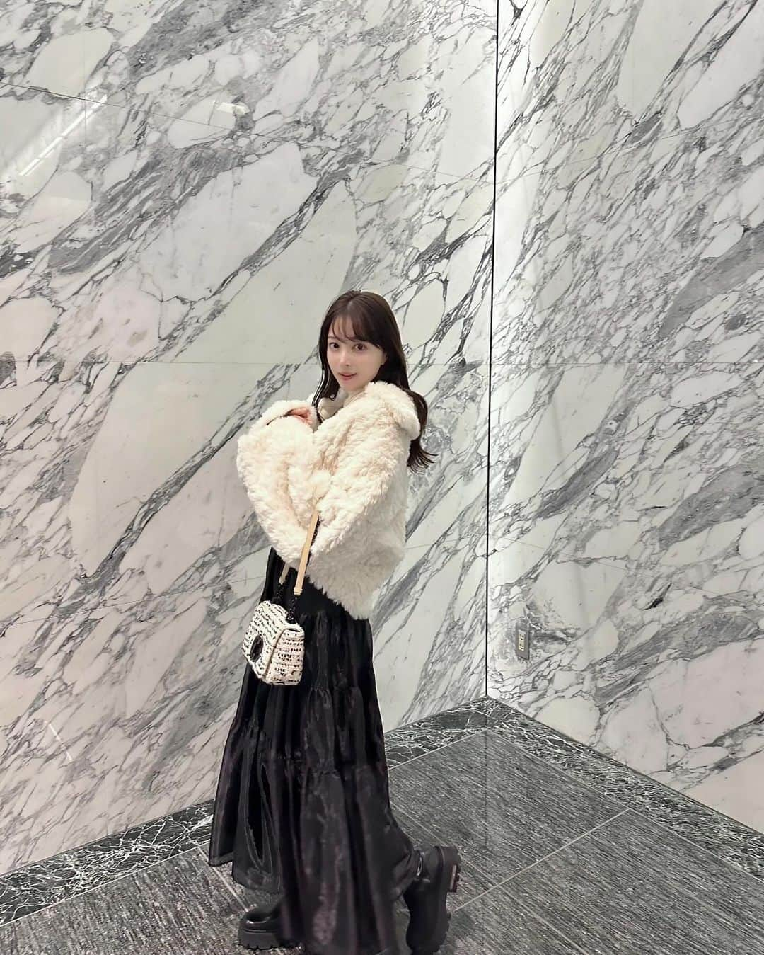 麻亜里さんのインスタグラム写真 - (麻亜里Instagram)「私服🕊️  skirt @proportionbodydressing  outer @furfur  スカートはシアーティアードスカート🖤 ふわっと軽やかでシアーが美しい…💫 . #pr#proportionbodydressing #プロポーションボディードレッシング #プロポ #PBD」12月13日 18時03分 - maari.0108