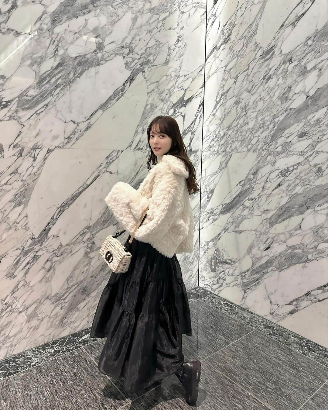 麻亜里さんのインスタグラム写真 - (麻亜里Instagram)「私服🕊️  skirt @proportionbodydressing  outer @furfur  スカートはシアーティアードスカート🖤 ふわっと軽やかでシアーが美しい…💫 . #pr#proportionbodydressing #プロポーションボディードレッシング #プロポ #PBD」12月13日 18時03分 - maari.0108