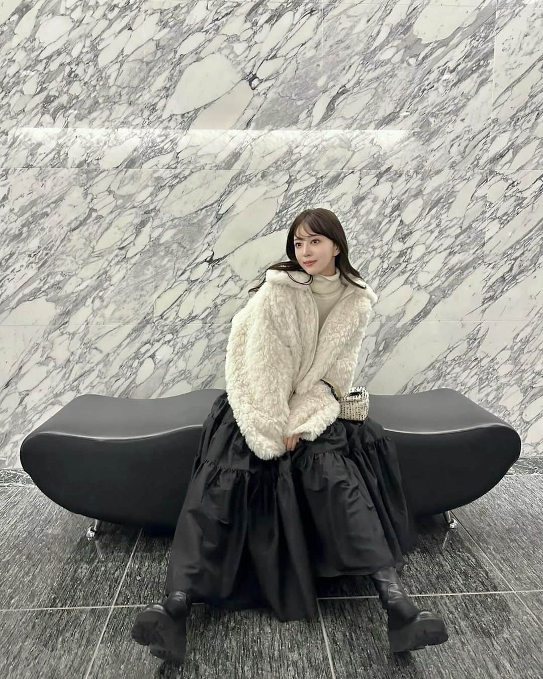 麻亜里のインスタグラム：「私服🕊️  skirt @proportionbodydressing  outer @furfur  スカートはシアーティアードスカート🖤 ふわっと軽やかでシアーが美しい…💫 . #pr#proportionbodydressing #プロポーションボディードレッシング #プロポ #PBD」