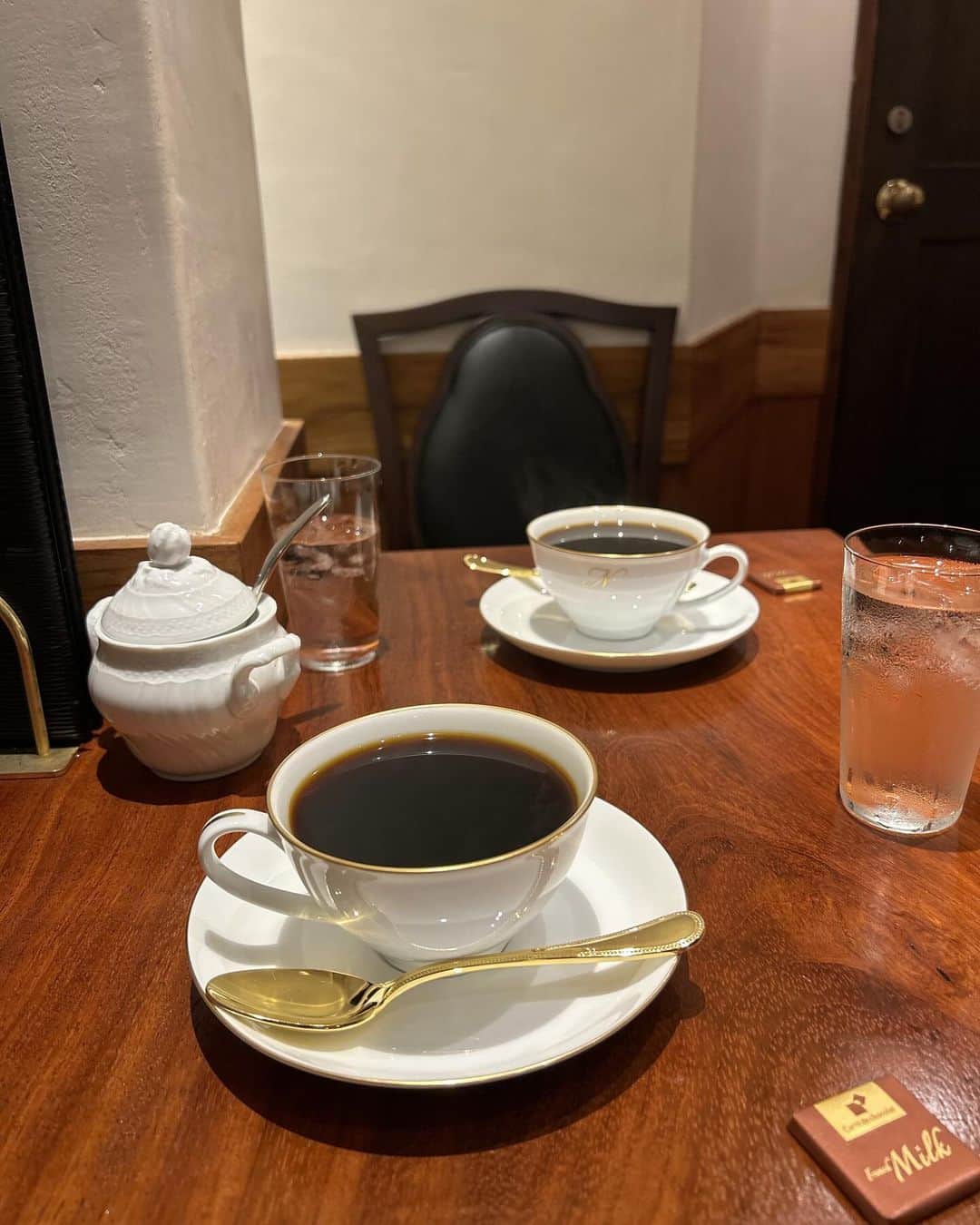 楢原真樹のインスタグラム：「いつぞやの喫茶店 #喫茶店 #新代田 #こだわりコーヒー #これも前にのせたっけ #水ぶちこぼして #すいません #ヤーレンズ」