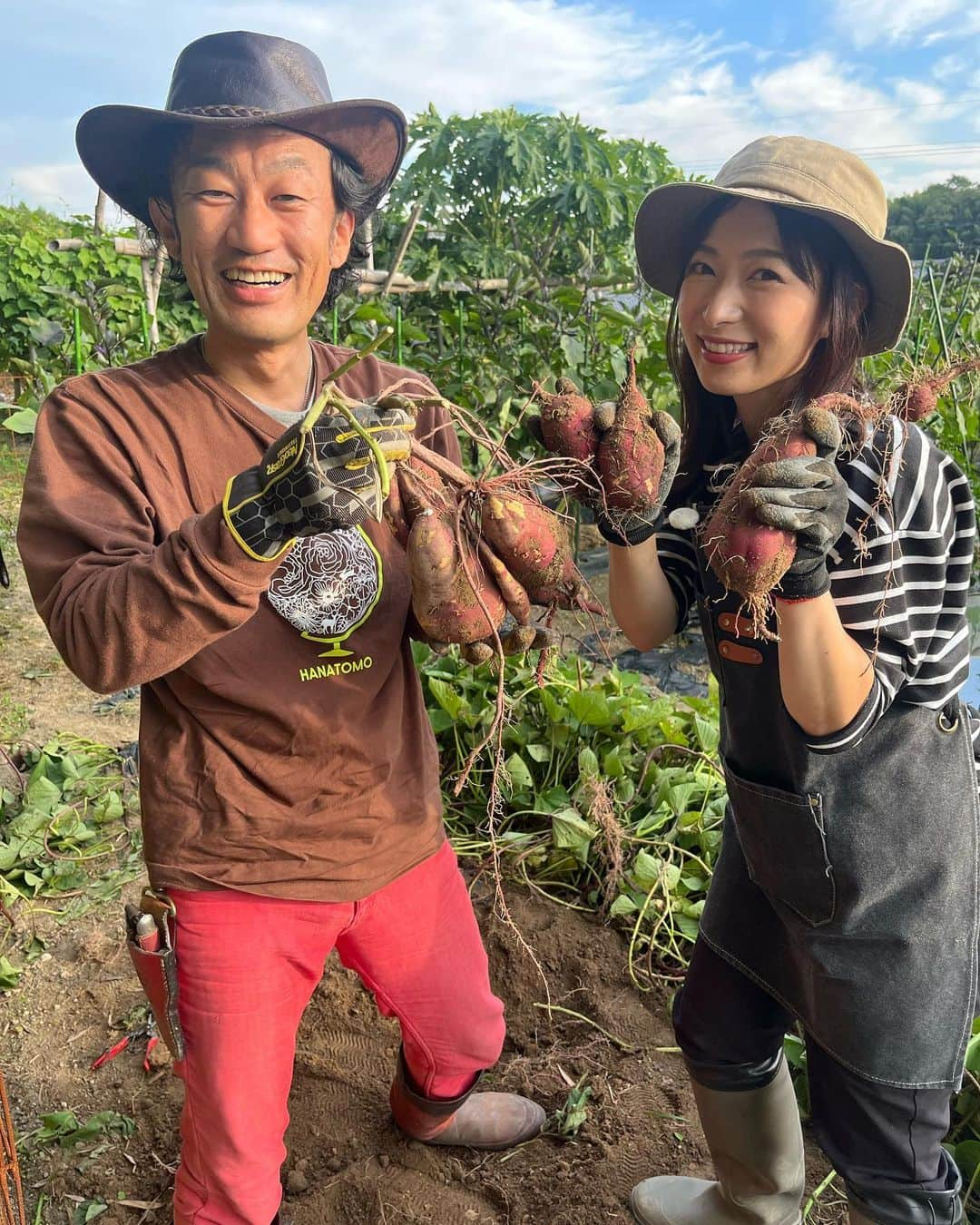 速水里彩さんのインスタグラム写真 - (速水里彩Instagram)「私の今年の漢字は 『恵』✨  スイッチファームを通して、 "自然の恵" を存分に体感できた一年🌱 大地の力、太陽の光や雨の有り難さ。 暑さや寒さが厳しいながらも 力強く成長してくれた野菜たち🥦🍆❤️  今年を振り返った時に絶対に欠かせない体験です✨  いまは冬野菜がどんどん育っています！ はやく皆さんと収穫したいなぁ🌟 スイッチHPから🍚朝ごはん大作戦🍴募集中です！ お待ちしています✨  .  #東海テレビスイッチ #いっしょにアップデート #カーメン君 #朝ごはん大作戦　 #スイッチファーム #畑 #農作業 #速水里彩 #アナウンサー」12月13日 18時05分 - hayami.risa