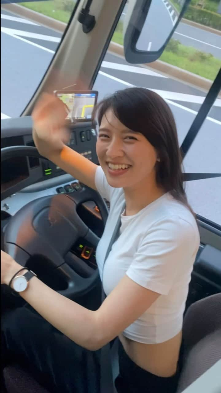 あいみのインスタグラム：「【運転動画まとめ】  データ整理中の為、運転動画まとめてみました🚗✨  何に乗ってるかわかりますか？ 全部わかる人はかなりのマニアかも🤍  マニュアルしばらく運転してないから動画見てたら運転したくなったぁあ🥲🥲🥲  マニュアル車はいつか絶対買い直す🥹🔥  …余談ですが、コンフォートで免セン通いしてた時の髪の毛がボサボサです😂髪の質感が全然違う  ちなみに、染めてません。この時も地毛です。  教習指導員資格は国家試験前に通常業務と並行して教習所での事前教養（90時間）があります。  加えて、公安委員会の行う教育研修  これを受けて免センから判子もらわなければ試験を受けられません。  期間は3週間（56時間）ですが、この期間はみっちり技能と学科を叩き込みます。  帰宅後は、次の日に提出するレポートや教育知識に関する発表の為の準備と仮審査に向けての勉強  グラビアの活動しながら、ヨガのRYT200も受けるという暴挙  いや、、今考えたら我ながらよくやったわ。。。  睡眠時間削って毎日なんとか生きてるって感じで。人間やれば出来るもんです  この時は頭皮のベタつきと、一回のシャンプーで排水口が詰まるくらいの抜け毛に悩んでました  睡眠不足とストレスって恐ろしいですよね😂  今、教習指導員の資格は活かせてないけど  あんなに頑張れたんだもん なんだってできる気がします🔥  教習所は辞めちゃったけど、指導者として学んだ経験と、努力したからこそ得ることができた全ての経験はどこかで必ずいきてると信じてます🐰  #drive #driver #girldriver #japanesegirl #車 #mt車 #stickshift #shiftknob #車好き #車好きな人と繋がりたい #車好き女子 #マニュアル車 #car #carlifestyle」