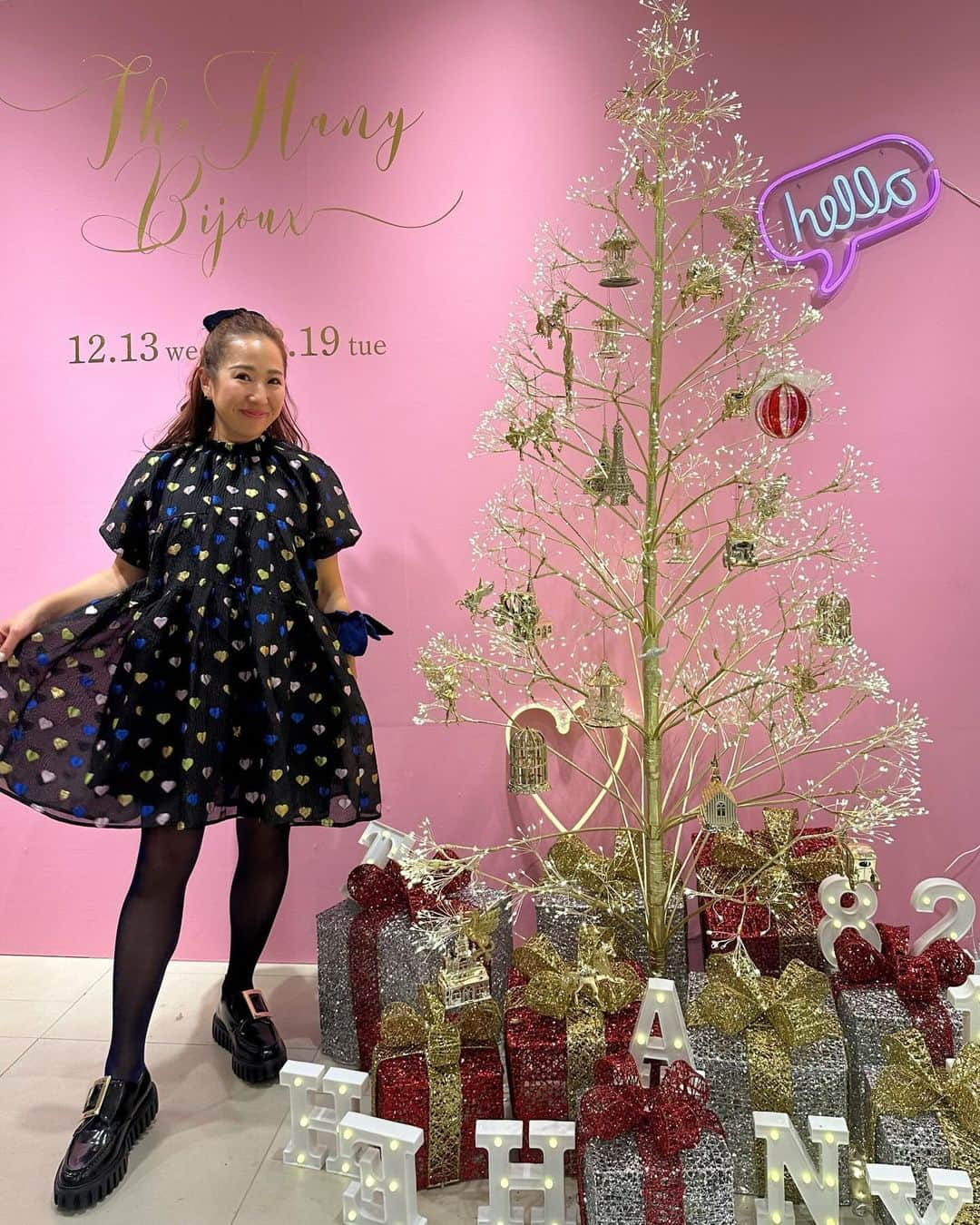 伊藤羽仁衣のインスタグラム：「大阪ポップアップ1日目💛💙💚 Christmas気分全開で… リボン🎀ハート🩷キラキラタイツ✨✨  朝から沢山のお客様に足を運んでいただき、 本当に嬉しくて楽し過ぎる1日でした✨✨ 明日も10:30頃から店頭に立つ予定です🩵  皆様にお会いできるの楽しみにしていますね♪  . #thehany #thehanybijoux  #malouloutte #マルルットゥ」