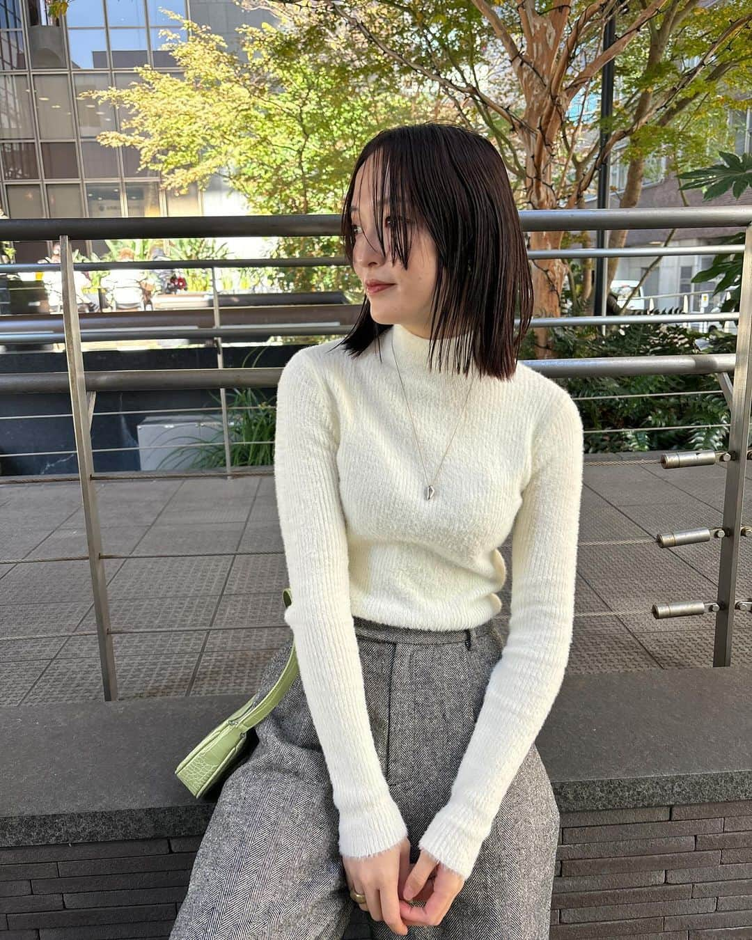 LAGUNAMOONさんのインスタグラム写真 - (LAGUNAMOONInstagram)「.  【PICKUP STYLING】 ⁡ 〈STAFF〉FUJII（ @lagunamoon_marina )  #ミニシャギーニットプルオーバー  price…¥9,900(tax in)  color... WHITE / PINK / NAVY size...Fsize(スタッフ身長166cm着用)  程よくフィット感のあるミニシャギーのニット。ハンサムなパンツスタイルとの合わせも◎綺麗めなスカートと合わせてオフィスコーデにも◎  #LAGUNAMOON #ラグナムーン #166cmコーデ #高身長コーデ #高身長女子 #骨格ナチュラル #骨格ナチュラルコーデ #大人女子」12月13日 23時32分 - lagunamoon_shop