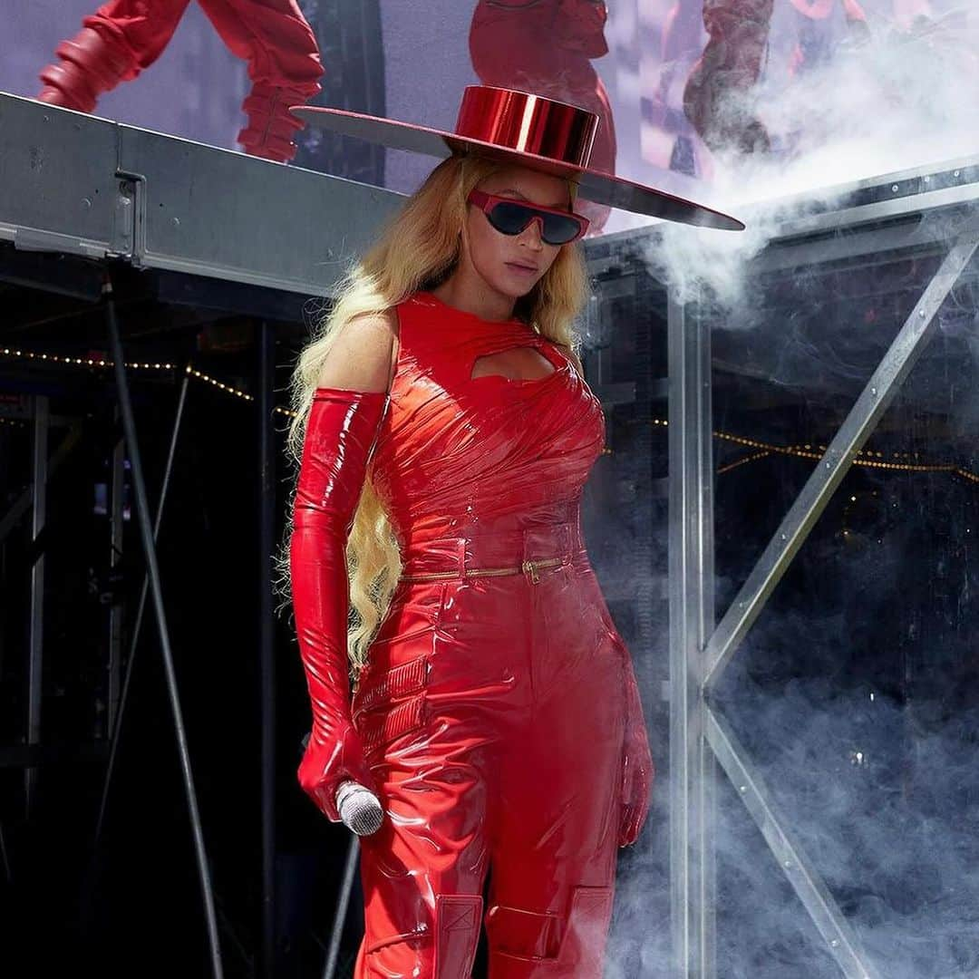 ティエリー ラスリーさんのインスタグラム写真 - (ティエリー ラスリーInstagram)「BEYONCÉ wearing the THIERRY LASRY “KANIBALY” shield sunglasses in red & black acetate while performing during the Renaissance Tour in Inglewood CA a few weeks ago 📸 : @beyonce #thierrylasry #beyonce」12月13日 23時36分 - thierrylasry