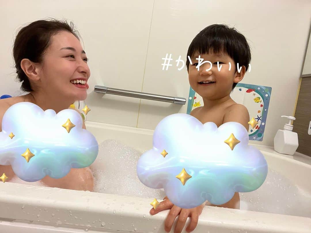 高橋麻美のインスタグラム：「． ． 子どもがいるとお風呂めっちゃ楽しい😆  #子育て#1歳児#1歳児ママ#お風呂#泡風呂」