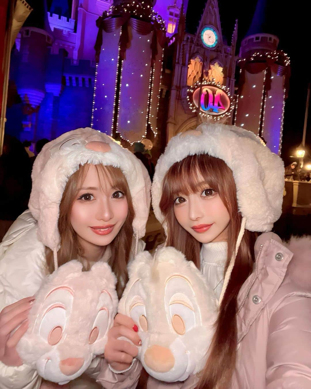 一條りおなのインスタグラム：「𝔇𝔦𝔰𝔫𝔢𝔶 ℭ𝔥𝔯𝔦𝔰𝔱𝔪𝔞𝔰🎅🏻🎄❄️ . #disney #tokyodisneyland #disneychristmas  #christmas  #disneycode  #ディズニー #ディズニーランド #ディズニークリスマス #チップとデール  #チップとデールコーデ  #40周年ディズニー」