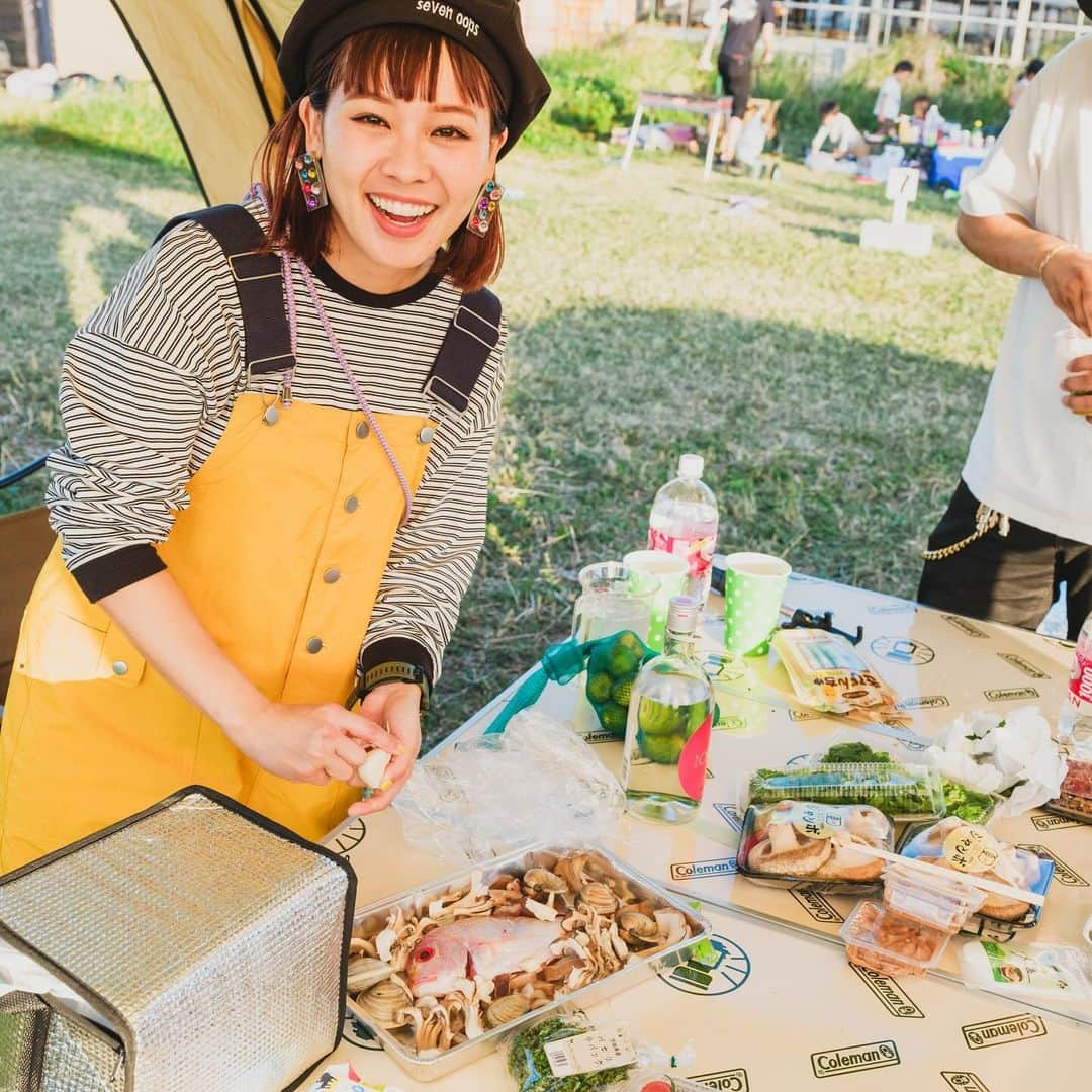 MAIKO のインスタグラム：「菊之露さんのキャンプイベント🏕️🌈✨ 最高に楽しかった〜✨ 夜のLIVEまでメンバーとキャンプ飯を楽しむの会🐟🔪 もちろん菊之露akariを飲みながら🥰🍶  #sevenoops #菊之露 #アクアパッツァの海鮮は魚友さんへ注文🐟 @uotm806  #ハレルありがとー🐟 @hareru  #料理酒にもakari良きっ🙆‍♀️ #カメラマンは @kazu__oki 👏✨」