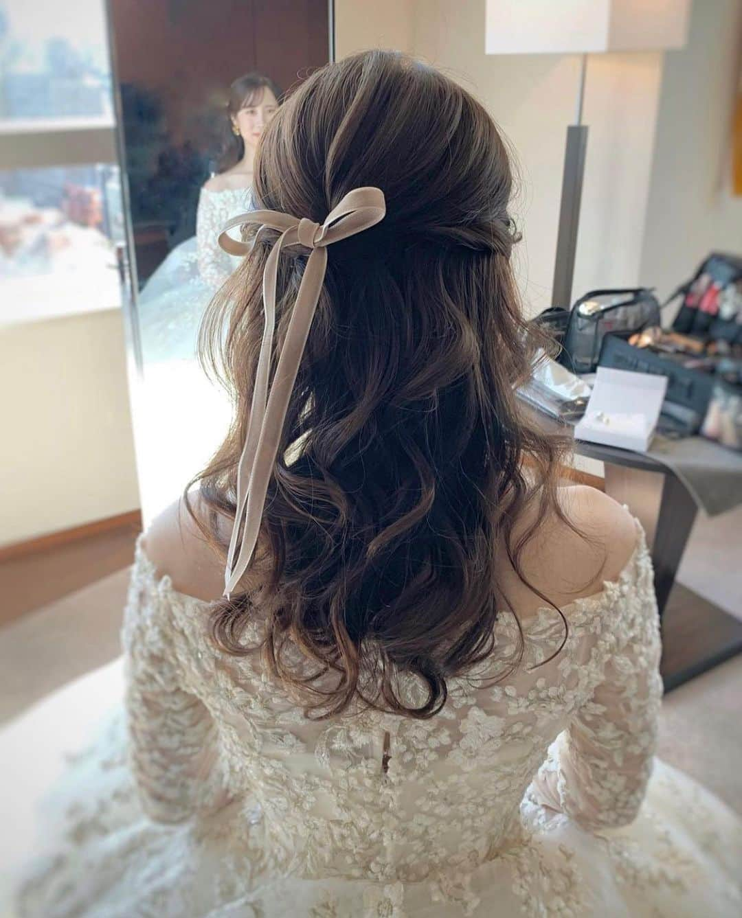 ウェディングヘアメイクルーチェさんのインスタグラム写真 - (ウェディングヘアメイクルーチェInstagram)「ふんわりダウンヘアアレンジ  ベージュのリボンをプラスして かわいくスタイリング✨  かわいい花嫁さまにピッタリ😍  ⭐️お知らせ⭐️  ✨ルーチェからのサンクスプレゼント✨  ルーチェにて 挙式ヘアメイクもしくは 撮影ヘアメイクをお申し込み花嫁さまへ  アクセサリー2点レンタル&新郎さまメイク をプレゼントさせていただきます。  ※2023年12月末までに お申し込み花嫁さま対象  お申し込み時に「フォロワープレゼント」と お知らせくださいね✨  ＊＊＊  #ブライダルヘアメイク #出張ヘアメイク#持ち込みヘアメイク#ウェディングヘアメイク#花嫁ヘアメイク#ウェディングヘア」12月13日 18時11分 - wedding_luce