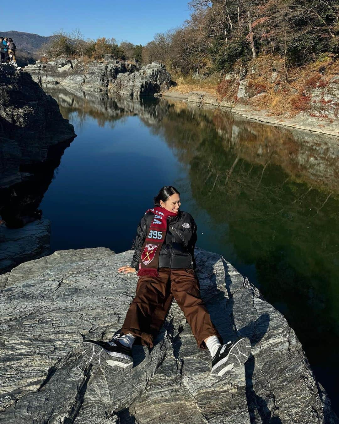 田中シェンさんのインスタグラム写真 - (田中シェンInstagram)「断崖絶壁の先の絶景🪨🌱🩷  Coat @thenorthface  Pants @oncily_official_  Shoes @newbalance  #m2002rxd  Knit @stussy  Scarf @westham  Bag @fredrikpackers   2023が終わる前に小旅行したい❗️ できれば日帰りで❗️できればドライブで‼️ と思ってたところ、長瀞をgoogle先生におすすめ されてさっそくGO🚗してきました✅  長瀞って読める？(ながとろだよ) ライン下りもしたかったんだけどさすがに 突然すぎてできなかったー。来年の夏は是非。 Iphone15 で撮った写真よりも肉眼で見た 自然は10倍綺麗でした😍日帰りおすすめです❕ 岩登りは疲れます！🪨 __________________________ #長瀞ランチ  #そばむらた  __________________________ 存分に崖と河と観光地巡りをした後、 お昼ご飯に入ったこちら💁‍♀️ 冬だけどざるそば。なぜなら1番ざる蕎麦が 蕎麦の風味を感じれるという固定観念🤤 こちらの蕎麦はコシが強い💪麺も少し太め。 野菜のかき揚げと一緒に食べたのだけど 爽やかな気分になりました🌱 お店自体もとても広くて、高級実家感👍🏻 ごちそうさまです🙏🏻 __________________________ #長瀞カフェ #秩父カフェ  @hodosando_coffee_stand __________________________ 長瀞からの帰りは早くないと、絶対東京に 入る手前の高速で渋滞すると読んだので、 １５：00前にはいそいそと帰り支度。 なにか、帰りのお供はないかと思った所、 ありました。お蕎麦屋さんから徒歩8分🚶‍♀️ 水出しコーヒーとアフォガードをロックオン✅ 12月だけど暖かいのよ、だから冷たい物が 欲しくなるのよ🤦🏻‍♀️ コーヒーは麦っぽい味が とても好みでした。アフォーガードが絶品✨  __________________________ #nagatoro is located in SAITAMA prefecture. Beautiful nature and great SOBA .  Even SL TRAIN 🚂 Is still running here.  Good for River rafting in summer.🌊 It was a quite rock climbing to be in place where I stand in 1st picture but it is definitely worth traveling 🧳 bout 2hours from Tokyo. ( I heard there is #nekobasu train running from tororo ) __________________________ #長瀞グルメ #長瀞ラフティング #秩父旅行  #日帰り旅行🚗 #秩父そば #秩父観光  #ノースフェイスヌプシ #thenorthfacenuptse  #newbalanceコーデ  #秋メンズコーデ #シティボーイファッション  #アウトドアファッションが好き  #ストリートコーデメンズ #日本旅行✈️  #東京観光🗼 #東京旅行✈️  #가을패션추천 #여자코디 #셀피 #셀카  #맛집 #먹방 #패션스타그램일상」12月14日 19時50分 - shen_tanaka