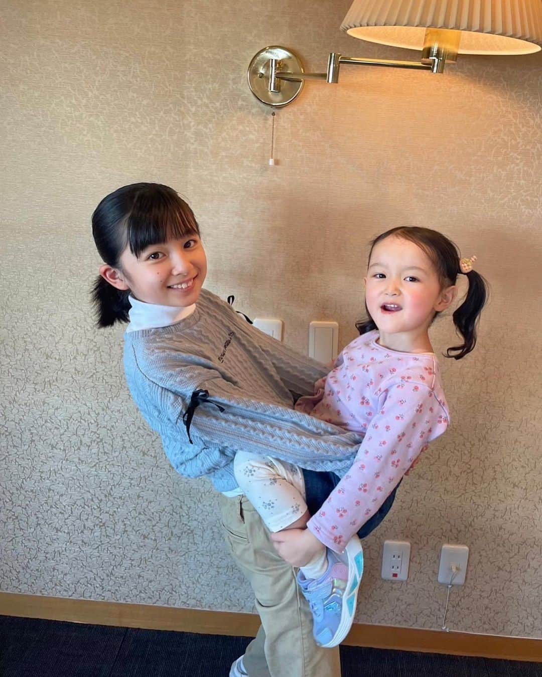 白山乃愛さんのインスタグラム写真 - (白山乃愛Instagram)「. 撮影の空き時間は、妹役の田村海夏ちゃんとお絵描きしたりかくれんぼしたりしていました🤭🎶  お姉ちゃん体験ができてとてもいい思い出です✨  🧵ゆりあ先生の赤い糸🧵 最終話放送まであと1日。  乃愛」12月13日 18時23分 - noa_shiroyama_official