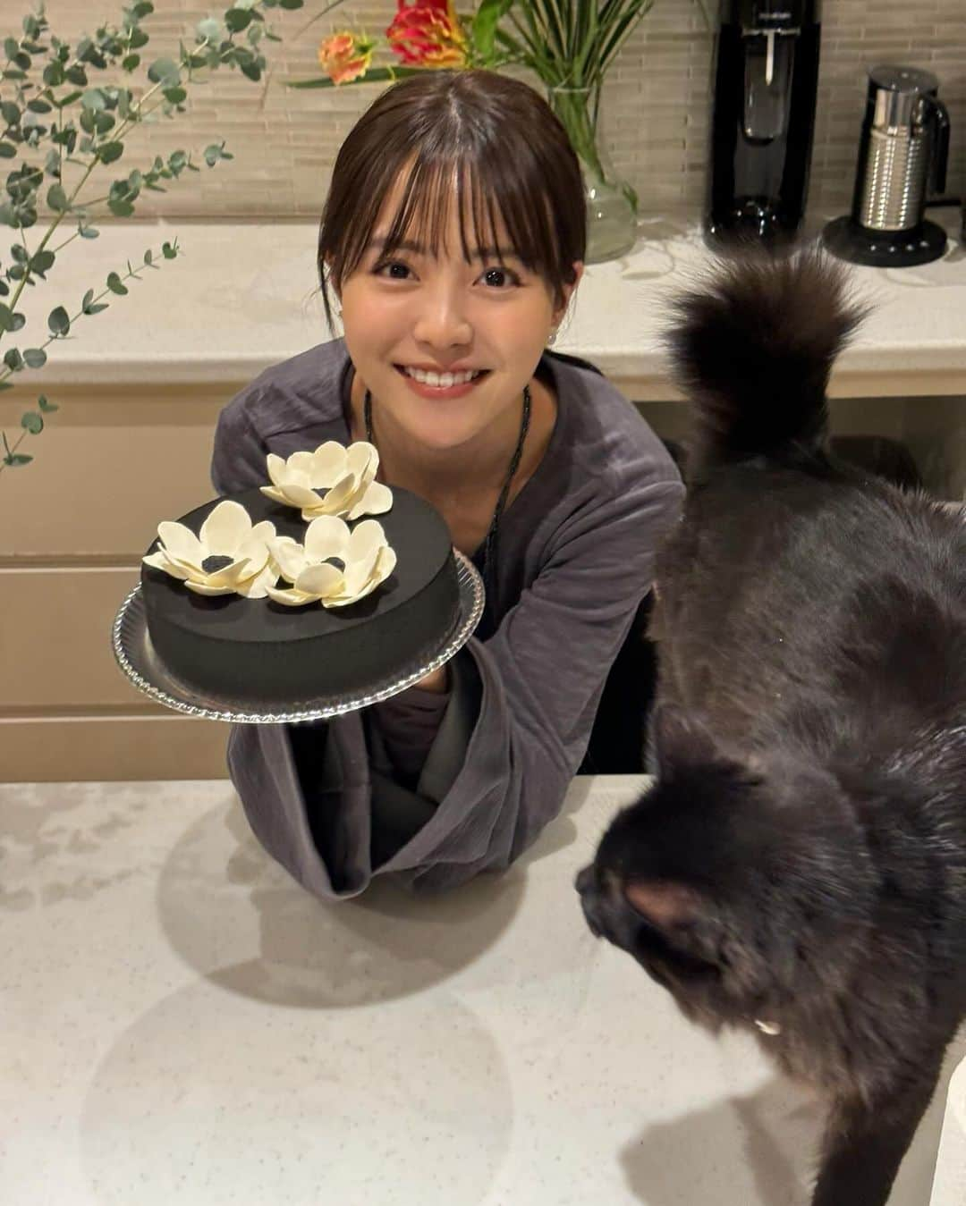 NittaSachikaさんのインスタグラム写真 - (NittaSachikaInstagram)「今年のケーキはモノクロ🖤🤍  イメージを伝えて、見た目はもちろん味もとっても美味しく作っていただきました☺️☺️ お花もチョコレート？で作っていただいたお菓子なんです。  あま〜い香りに誘われてやってきたんは我が家のアイドル、こんぶちゃん🐈‍⬛🐈‍⬛  お顔を見ると絶対といっていいほど毎回チューしてくれる🫶🏽  うちのネッコは全員イッヌみたい。なんで⁇」12月13日 18時16分 - chacch1