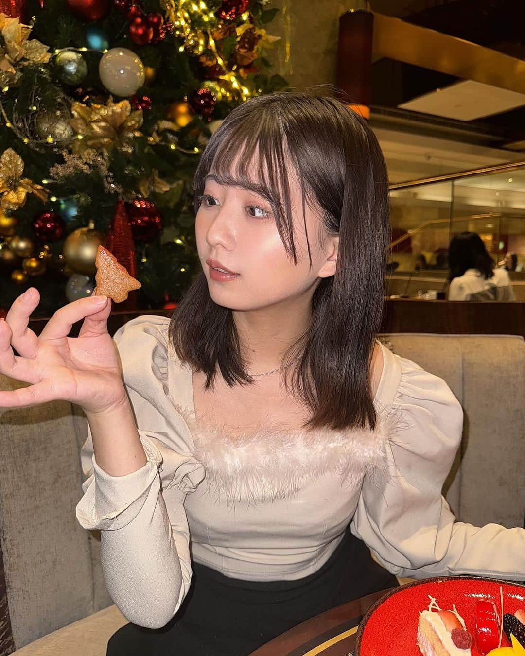 佐藤かれんさんのインスタグラム写真 - (佐藤かれんInstagram)「ヒルトンのクリスマスビュフェ「King ＆ Queen のクリスマス」にママと行ってきたよ〜！！！  ママへのクリスマスプレゼント何にしようーって迷ってたからすごい素敵で美味しくて楽しかった！！！🎄  つぎ何食べよう〜ってずっと最後まで食べてた！！笑  また行きたいな〜〜  次はいちごなんだって🍓！ スイーツを楽しみたいけど甘いのばっかりだと思い！って人には本当おすすめ！  #PR  #ヒルトン東京 #マーブルラウンジ #ホテルビュッフェ #ホテルスイーツ #スイーツビュッフェ #スイーツ #ホカンス #ホカンスコーデ #フレンチガーリー #新宿ビュッフェ #新宿ランチ #新宿グルメ #shinjuku #女子大生の日常 #旅スタグラム #旅行 #東京観光 #hiltonhotel #hiltonsweets」12月13日 18時19分 - berobero_baaa