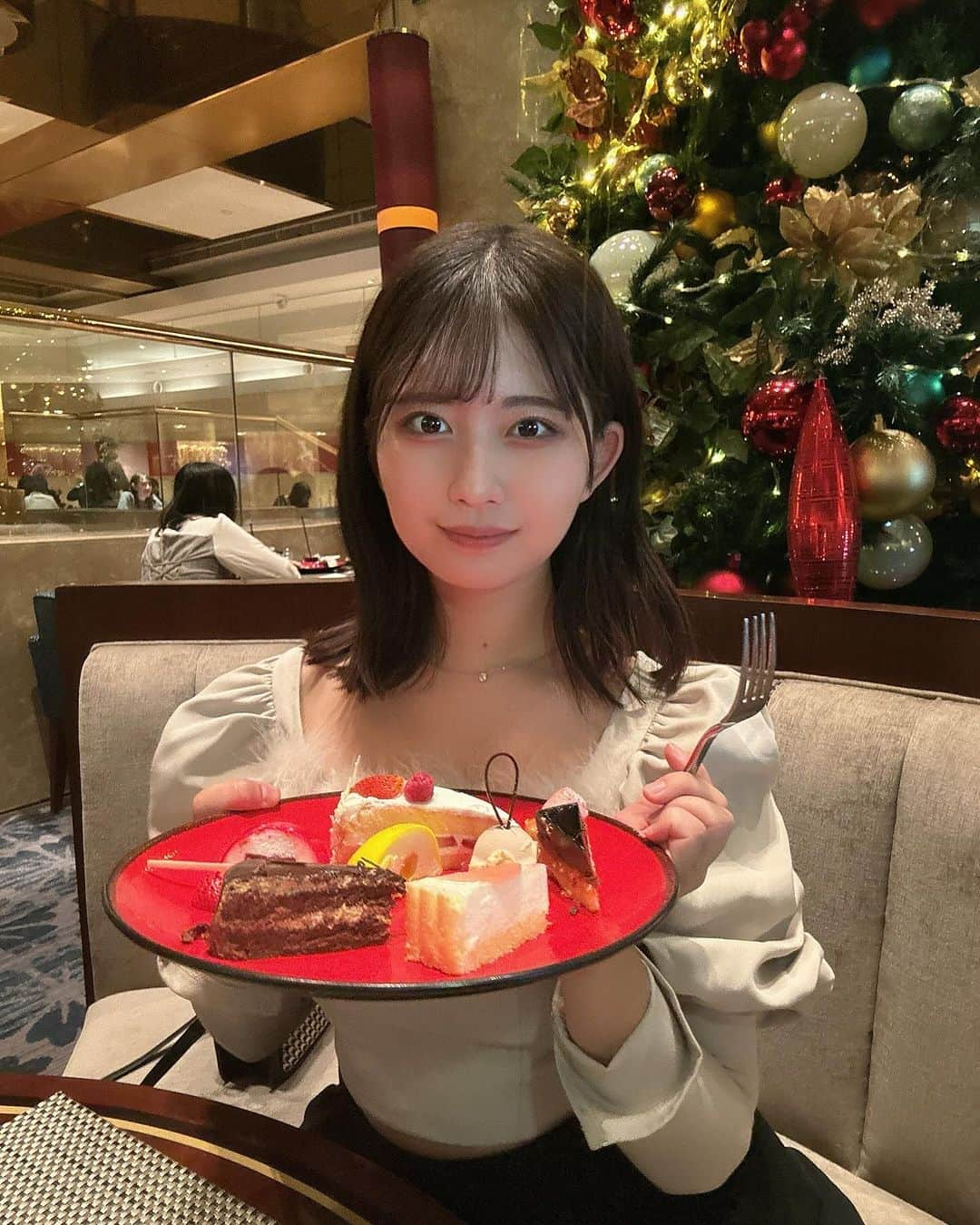 佐藤かれんさんのインスタグラム写真 - (佐藤かれんInstagram)「ヒルトンのクリスマスビュフェ「King ＆ Queen のクリスマス」にママと行ってきたよ〜！！！  ママへのクリスマスプレゼント何にしようーって迷ってたからすごい素敵で美味しくて楽しかった！！！🎄  つぎ何食べよう〜ってずっと最後まで食べてた！！笑  また行きたいな〜〜  次はいちごなんだって🍓！ スイーツを楽しみたいけど甘いのばっかりだと思い！って人には本当おすすめ！  #PR  #ヒルトン東京 #マーブルラウンジ #ホテルビュッフェ #ホテルスイーツ #スイーツビュッフェ #スイーツ #ホカンス #ホカンスコーデ #フレンチガーリー #新宿ビュッフェ #新宿ランチ #新宿グルメ #shinjuku #女子大生の日常 #旅スタグラム #旅行 #東京観光 #hiltonhotel #hiltonsweets」12月13日 18時19分 - berobero_baaa