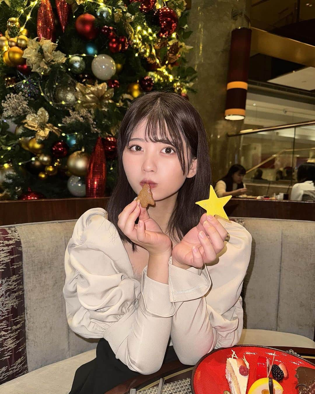 佐藤かれんさんのインスタグラム写真 - (佐藤かれんInstagram)「ヒルトンのクリスマスビュフェ「King ＆ Queen のクリスマス」にママと行ってきたよ〜！！！  ママへのクリスマスプレゼント何にしようーって迷ってたからすごい素敵で美味しくて楽しかった！！！🎄  つぎ何食べよう〜ってずっと最後まで食べてた！！笑  また行きたいな〜〜  次はいちごなんだって🍓！ スイーツを楽しみたいけど甘いのばっかりだと思い！って人には本当おすすめ！  #PR  #ヒルトン東京 #マーブルラウンジ #ホテルビュッフェ #ホテルスイーツ #スイーツビュッフェ #スイーツ #ホカンス #ホカンスコーデ #フレンチガーリー #新宿ビュッフェ #新宿ランチ #新宿グルメ #shinjuku #女子大生の日常 #旅スタグラム #旅行 #東京観光 #hiltonhotel #hiltonsweets」12月13日 18時19分 - berobero_baaa