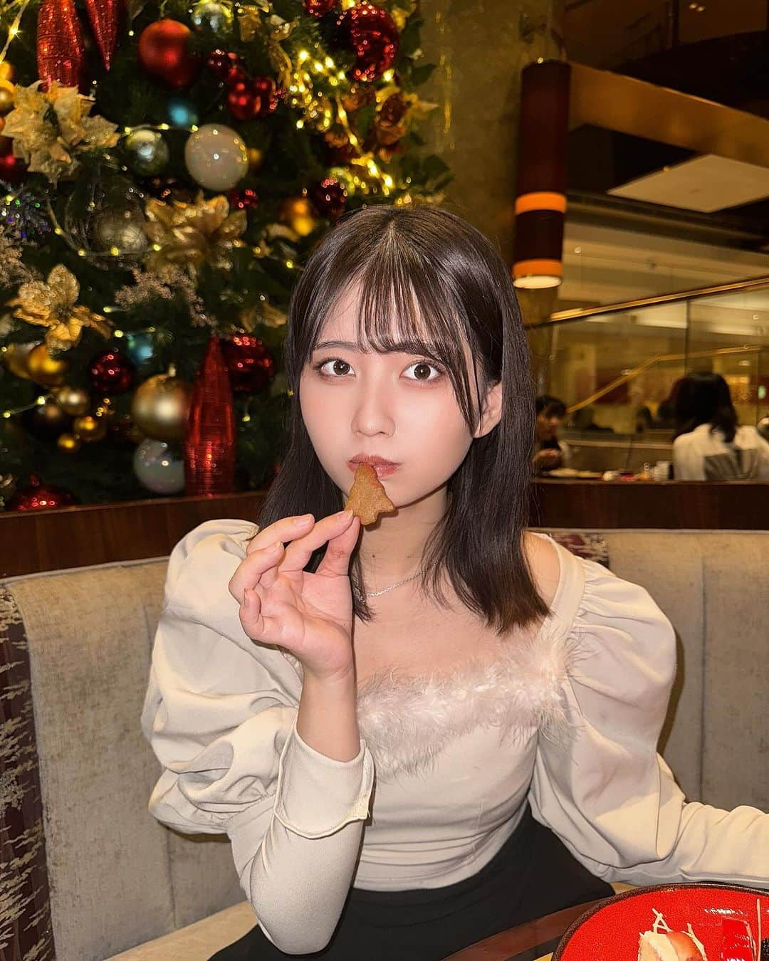 佐藤かれんさんのインスタグラム写真 - (佐藤かれんInstagram)「ヒルトンのクリスマスビュフェ「King ＆ Queen のクリスマス」にママと行ってきたよ〜！！！  ママへのクリスマスプレゼント何にしようーって迷ってたからすごい素敵で美味しくて楽しかった！！！🎄  つぎ何食べよう〜ってずっと最後まで食べてた！！笑  また行きたいな〜〜  次はいちごなんだって🍓！ スイーツを楽しみたいけど甘いのばっかりだと思い！って人には本当おすすめ！  #PR  #ヒルトン東京 #マーブルラウンジ #ホテルビュッフェ #ホテルスイーツ #スイーツビュッフェ #スイーツ #ホカンス #ホカンスコーデ #フレンチガーリー #新宿ビュッフェ #新宿ランチ #新宿グルメ #shinjuku #女子大生の日常 #旅スタグラム #旅行 #東京観光 #hiltonhotel #hiltonsweets」12月13日 18時19分 - berobero_baaa