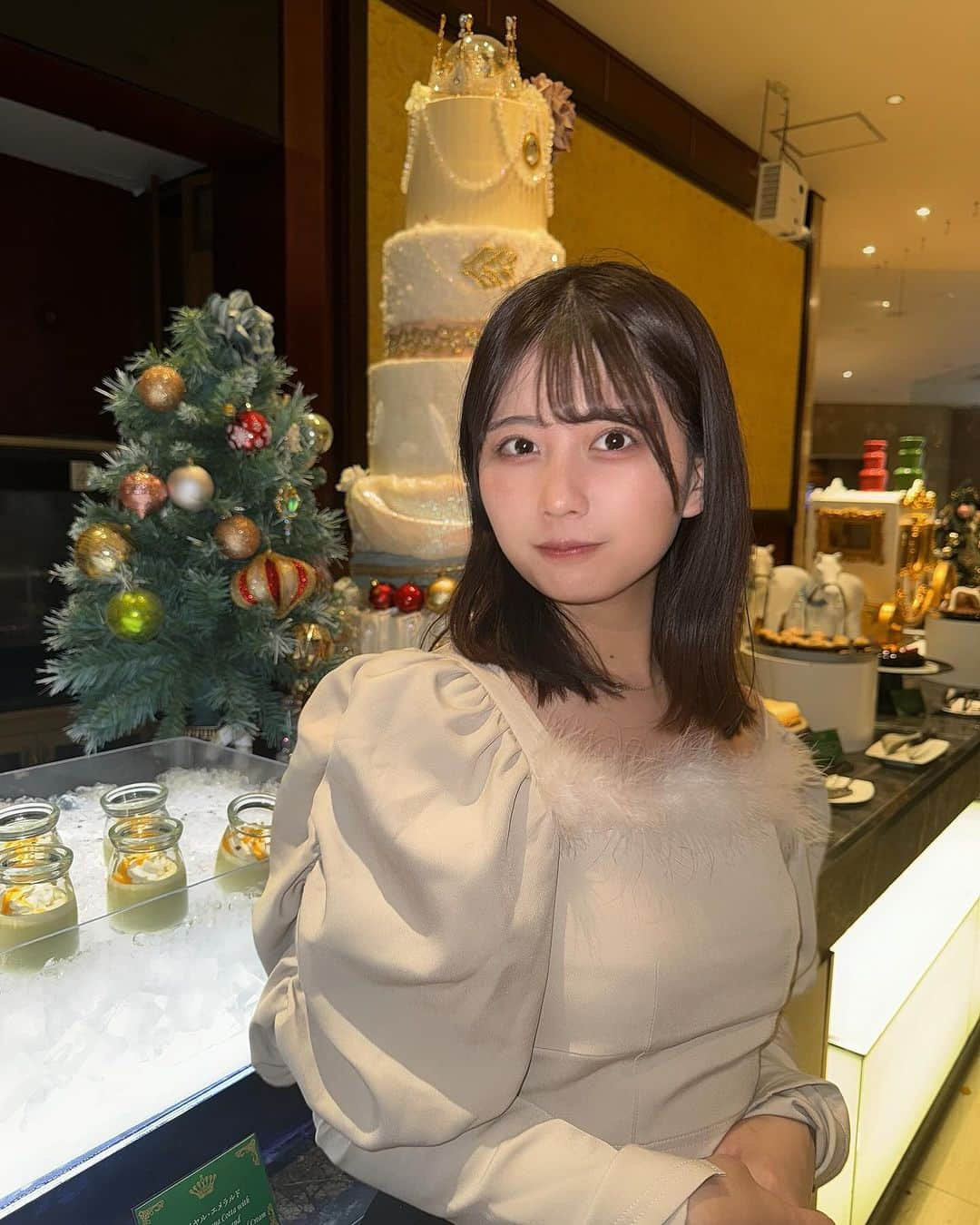 佐藤かれんさんのインスタグラム写真 - (佐藤かれんInstagram)「ヒルトンのクリスマスビュフェ「King ＆ Queen のクリスマス」にママと行ってきたよ〜！！！  ママへのクリスマスプレゼント何にしようーって迷ってたからすごい素敵で美味しくて楽しかった！！！🎄  つぎ何食べよう〜ってずっと最後まで食べてた！！笑  また行きたいな〜〜  次はいちごなんだって🍓！ スイーツを楽しみたいけど甘いのばっかりだと思い！って人には本当おすすめ！  #PR  #ヒルトン東京 #マーブルラウンジ #ホテルビュッフェ #ホテルスイーツ #スイーツビュッフェ #スイーツ #ホカンス #ホカンスコーデ #フレンチガーリー #新宿ビュッフェ #新宿ランチ #新宿グルメ #shinjuku #女子大生の日常 #旅スタグラム #旅行 #東京観光 #hiltonhotel #hiltonsweets」12月13日 18時19分 - berobero_baaa