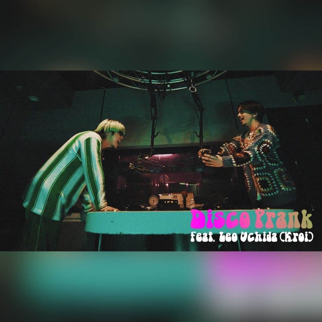 J-WAVEのインスタグラム：「＼🎶J-WAVEがNulbarichの新曲MVに🎶／  #Nulbarich × #Kroi 「 DISCO PRANK feat. Leo Uchida (Kroi) 」 from NEW AL 「The Roller Skating Tour」💿  12月20日（水）に約3年ぶりとなる フルアルバム『The Roller Skating Tour』をリリースする #Nulbarich ✨  本日、KroiのLeo Uchidaを フィーチャーした楽曲『DISCO PRANK』も先行配信⚡  この曲のMVの一部に J-WAVEが撮影場所として登場しています👀  ぜひチェックしてみてくださいね🎥  また、NulbarichのJQは、明日12/14（木） J-WAVE『STEP ONE』にゲスト出演！ @stepone813  こちらも要チェックです📻  #jwave  @nulbarich_official」