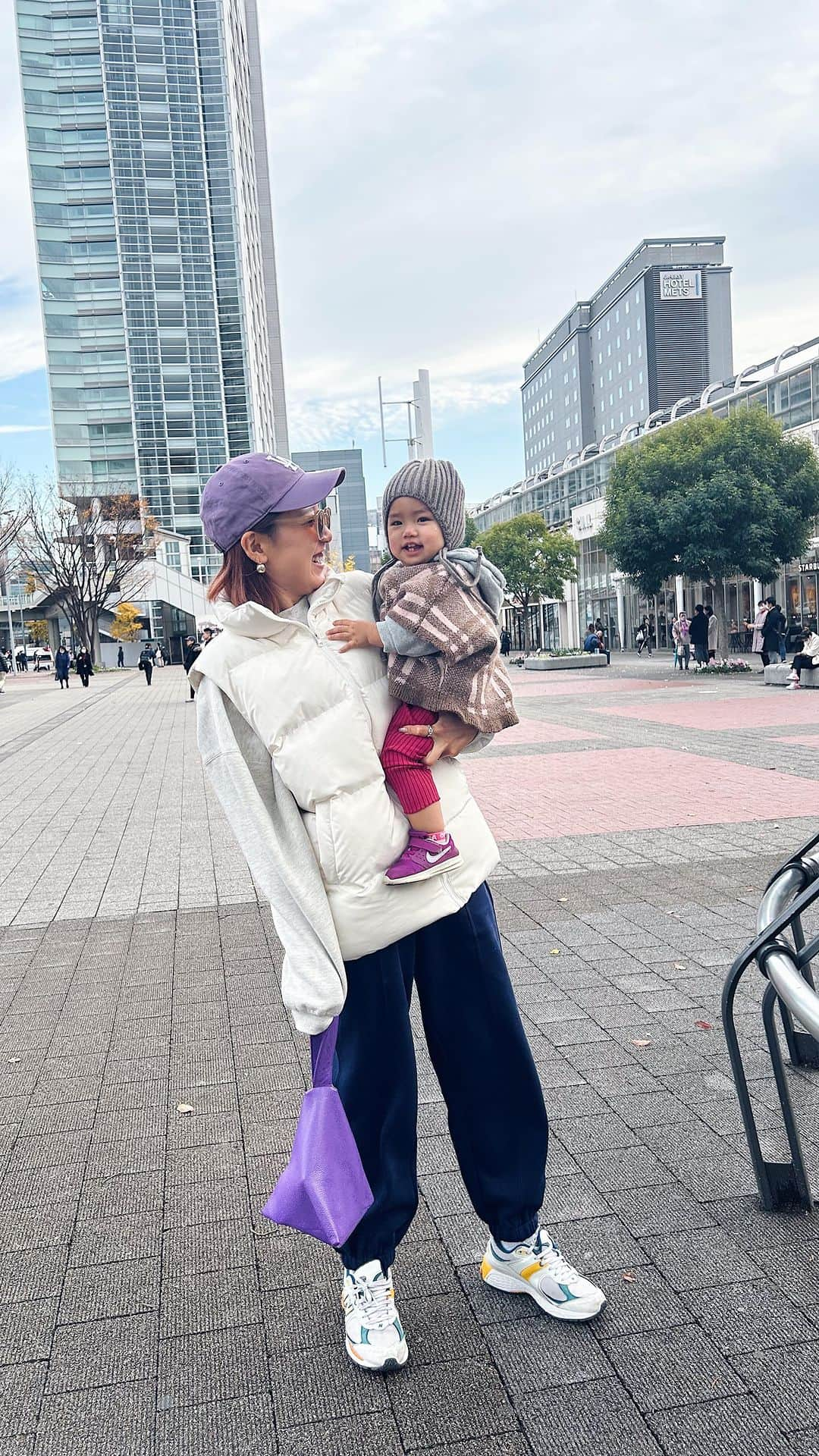 斎藤菜々子のインスタグラム：「. 2人でお散歩DAY👶 暖かかったからトレーナーにベスト羽織っただけ🐏  ベストもパンツも @shein_japan のだよ〜！  パンツsz2308081744416009 ベストsw2205275299949922  パンツは厚手だから寒い冬に良さげ🐼  クーポンコード🎫 NYJP064で 1～5,999円まではセール価格より15%OFF、 6,000円以上は20%OFFになるよ🎵  最近はどこに行っても家にいてもママにべったり。 ちょっとでも離れると泣いちゃう🤣🤍  #SHEIN新春SALE #SHEIN #SHEINforAll #loveshein  #saveinstyle #PR  新しい服で新年を迎えよう！SHEINの2024新春SALE。」