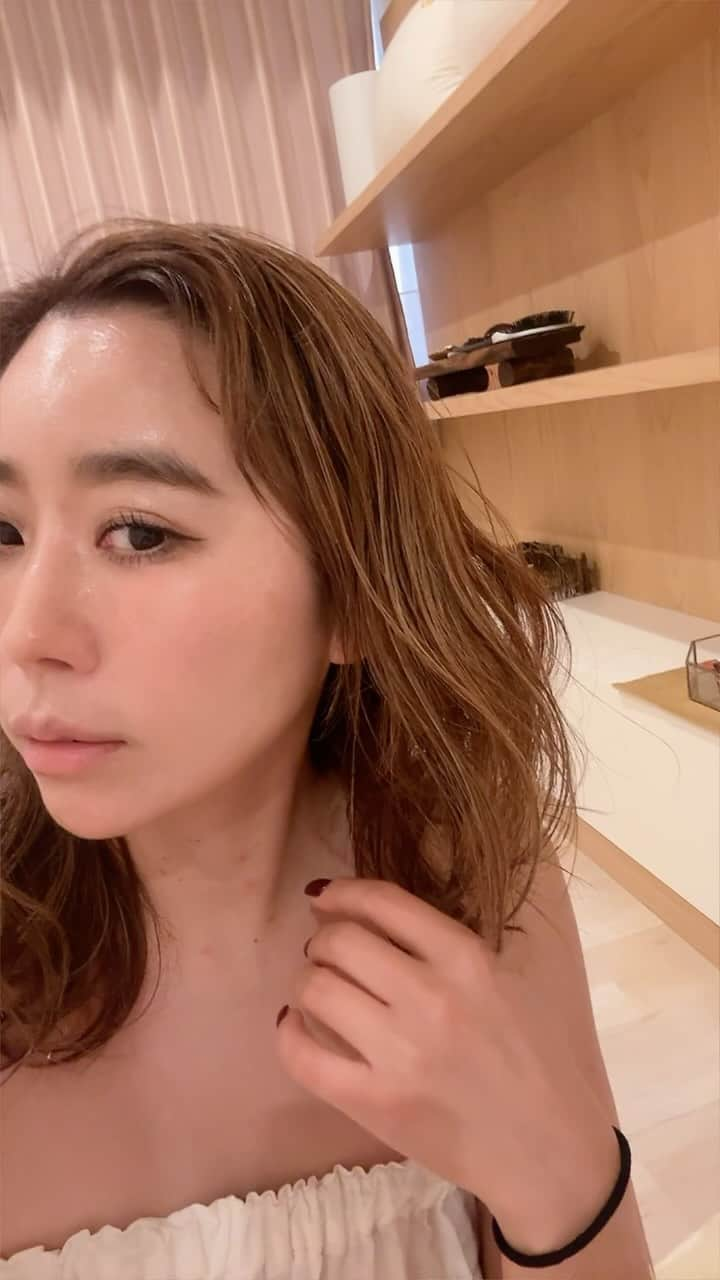 光杉真理子のインスタグラム：「• • 月に1回必ず　@webeauty.osaka に行かないと  身体がスッキリしない。  韓国には、沢山サロンはありますが、日本で  コルグンセラピーを受けれるのは、ここだけ。  @webeauty.azabu 最近、麻布にもオープンしたそう。  パンパンに張って盛り上がってた肩、首、背中が  ニュートラルになりました。  しかも、頭にもリンパが沢山あり流してもらうと  顔の血色が良くなりフェイスラインがかなり  シュッと鋭利になります。  施術後のスッキリ感といったら、今までにない  背中に羽が生えたような身体の軽さ。  my girlも通ってるのだけど、姿勢が以前と  全く違う。  美しいラインになってる。  巻き肩に呼吸が浅かったのですが、今はすごく  呼吸がしやすくなって楽になったと  すごく体感している。  原因は、長年のマスク生活だと思う。  WEBEAUTY 〒542-0081 大阪府大阪市中央区南船場４丁目１３−１１ ミフネビル ６F tel 06-6586-9899  #webeauty #ウィービューティー大阪 #コルグンセラピー　#コルグン　#韓国　#korea #小顔矯正 #小顔管理　#肩管理　#美容　#美容好きな人と繋がりたい　#koreabeauty #korea #golgeun #golgeunwebeauty #koreabestmassage #koreamassage  #骨筋　#beforeandafter」