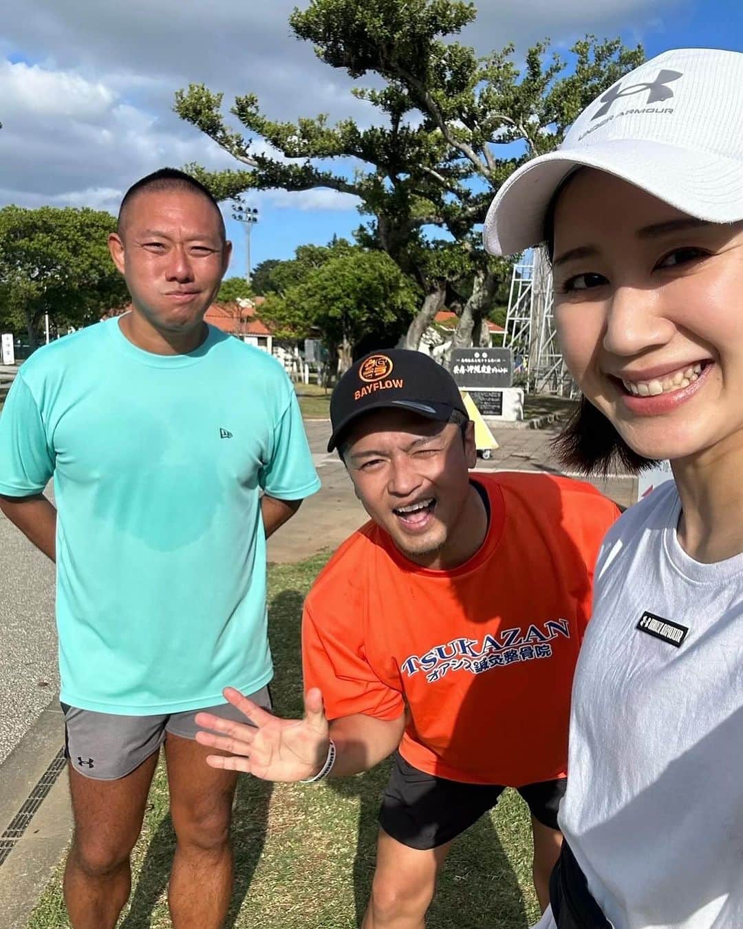 Yuri Sakuraiのインスタグラム：「今日は沖縄県出身アーティスト5th ElementsのYUさんと2月の沖縄マラソンに向けて一緒にラントレしてきました！  自分はウォーキングは毎日25～30kmくらいを10年くらい続けているので、歩くことは前向きに出来るのですが、ランニングとなるとやっぱり腰も重くなり、スタートするまでに少し時間がかかりました！  ただ、94kgという体重で走るには色々リスクもあるので、食事の見直しやトレーニング方法など勉強しながら最近はランニングをしていて、そんな中で今日はYUさんも一緒にトレーニングしてめちゃめちゃ楽しみながら走れました！  沖縄マラソンのこと、 5th Elementsの活動のことなど話しながらはあっという間に楽しく終了！ やっぱり目標もってやること、 一緒に共有できる人がいることの大事さを実感！  YUさんは２回目のフルマラソン挑戦！ 大人になると自ら過酷なことに挑戦する機会は減ってくる中で、フルマラソンは、 やった人にしか経験できない過酷さの中に 感じる達成感は本当に嬉しいものがあり、 それを一緒に挑戦できることがめちゃめちゃ嬉しいです！  YUさん、また次回のラントレも楽しみにしてます！  #5thelements#沖縄出身#歌手#アーティスト#歌うま#フルマラソン#沖縄マラソン#ラントレ#ランニング#トレーニング#ランニングシューズ#asics#asicsrunning#沖縄#沖縄ライフ#沖縄移住生活#沖縄移住#ウミカジテラス#鯖バーガー#瀬長島#カフェオーナー」