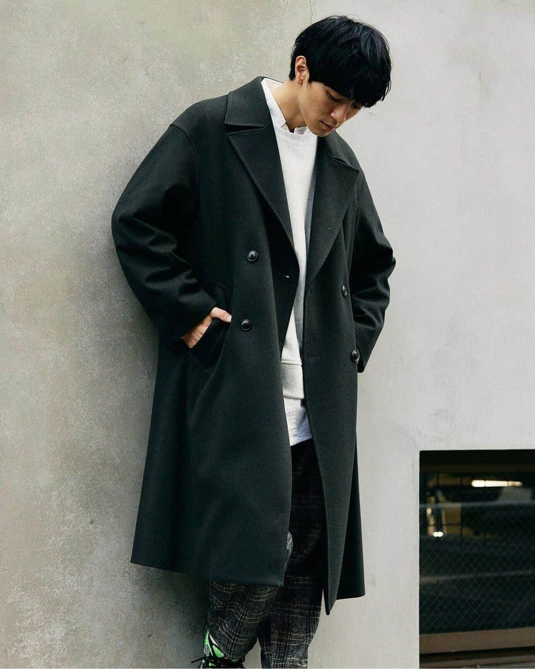 JOURNAL STANDARD relumeさんのインスタグラム写真 - (JOURNAL STANDARD relumeInstagram)「TECH MELTON COAT  昨年も大人気だったAラインシルエットコートがアップデートして登場！ スウェットなどもインナーに着込めるゆったりとしたサイジングに、ショートレングスとロングレングス、ボタン配列もダブルとシングルとでバリエーションをご用意しています。  No.23020464600040 TECH MELTON ダブル Aラインコート ¥22,000税込  長い丈とダブルのデザインはTECH MELTONシリーズの中でもかなりフォーマル見えする一着。フリースや中綿アイテムなど、カジュアル感が強いアイテムと組み合わせてもしっかり大人の上品なコーディネートに仕上げてくれます。  #winterfashion #wintercoat #melton #2023aw #journalstandardrelume  #ジャーナルスタンダードレリューム」12月13日 18時28分 - js_relume