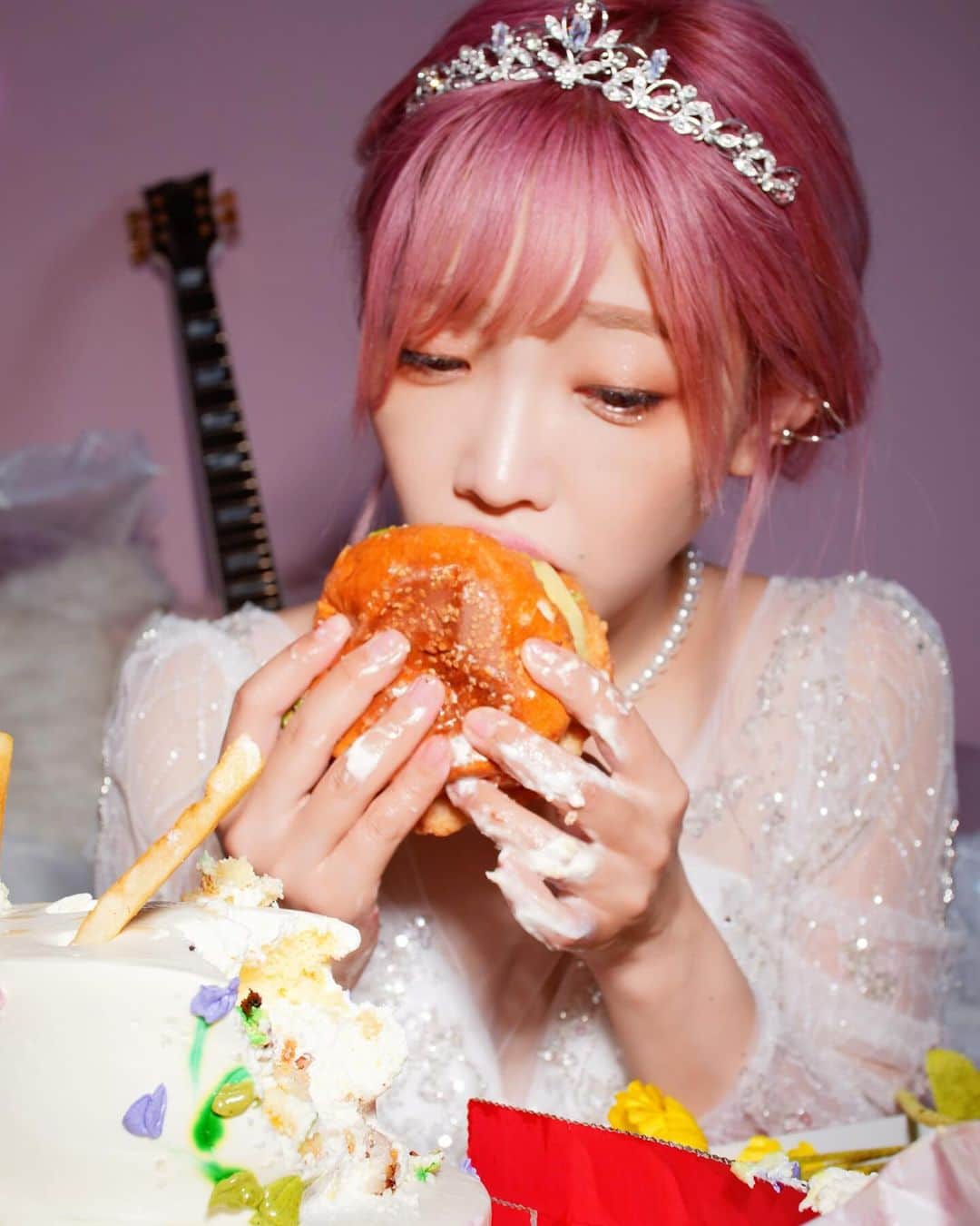 藤田恵名のインスタグラム：「本日miniALBUM💿 【狂女】(ｸﾞﾙﾒ)発売です！！！ 5曲入り2,000円です🥰💪💖 プレミアつくぐらいにこれから上昇してゆくゾ〜‼️‼️‼️💖  明日は、ソフマップ秋葉原アミューズメント館8階にてリリイベです！！！ 飛び込み参加大歓迎なので、18:20にアミューズメント館8階に直接お越しください😘💪💖💿 23日・24日は福岡小倉2daysイベントです！！！駆け抜けて12月〜〜〜🥰㊗️❤️」
