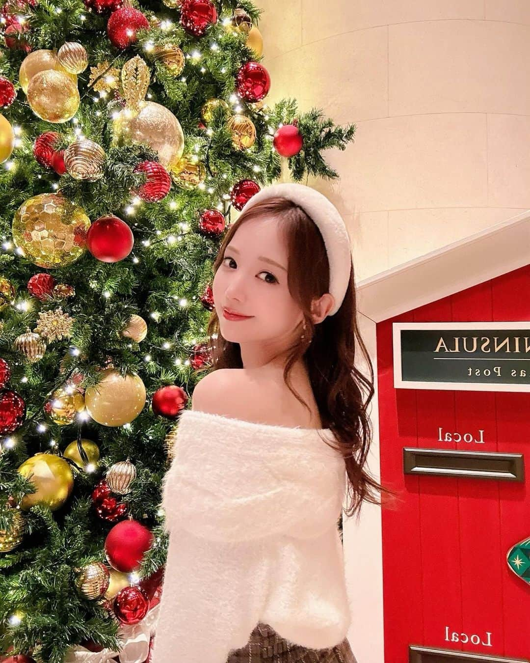 八鍬里美さんのインスタグラム写真 - (八鍬里美Instagram)「ペニンシュラのクリスマスアフヌン行ってきました🎄🫖💕 可愛かった〜🥰 紅茶もたくさんの種類から選べて、生演奏も聴きながらまったりな時間でした♡ クリスマスってキラキラしててかわいい🥹✨  #ペニンシュラ東京#クリスマス#ザロビー#アフタヌーンティー#アフヌン#クリスマスアフタヌーンティー#ヌン活#ミシェルマカロン#michellmacaron」12月13日 18時35分 - satomi_yakuwa