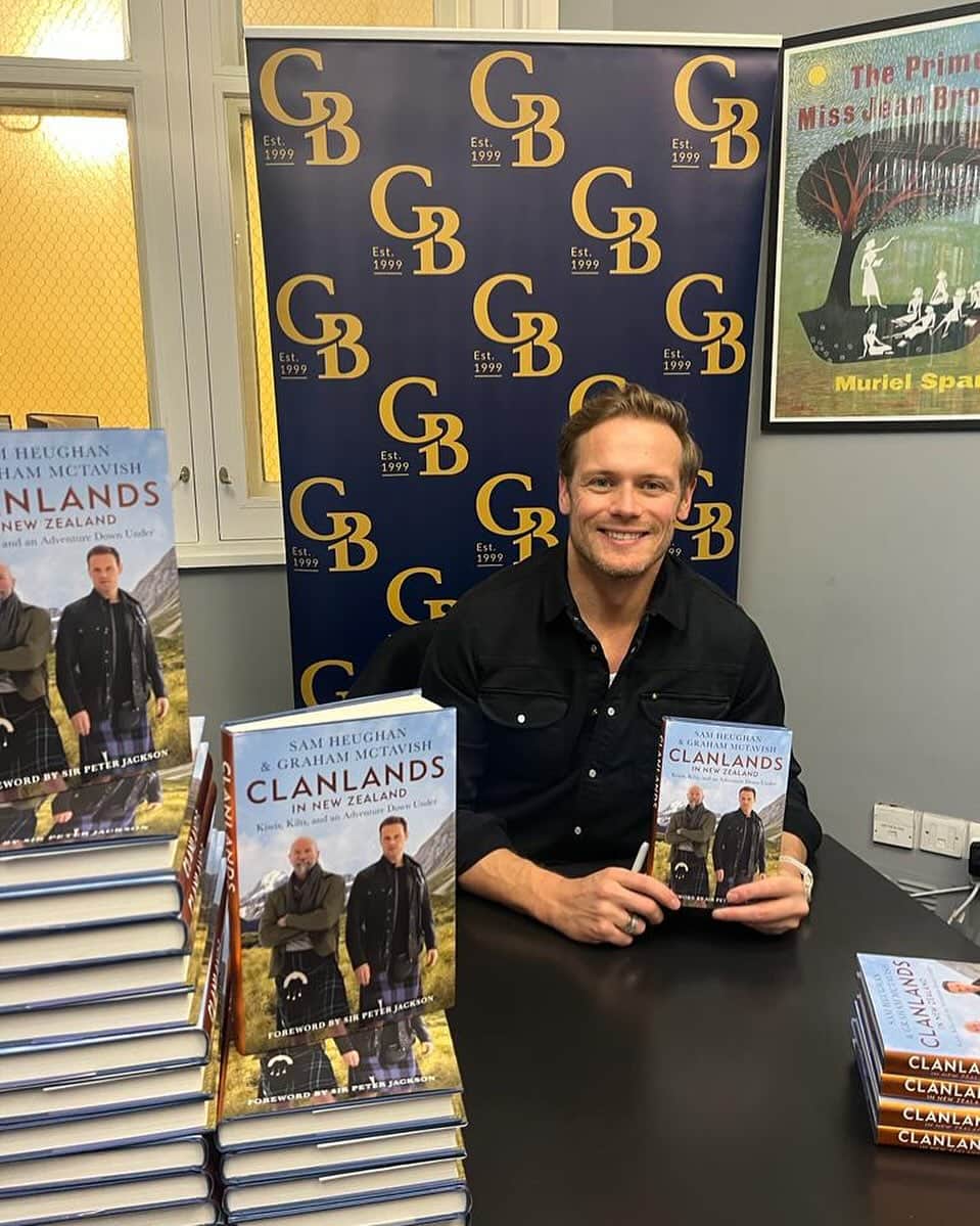 サム・ヒューアンのインスタグラム：「Stopped by the lovely @goldsborobooks to sign some copies of “Clanlands in New Zealand”! 📚  X」