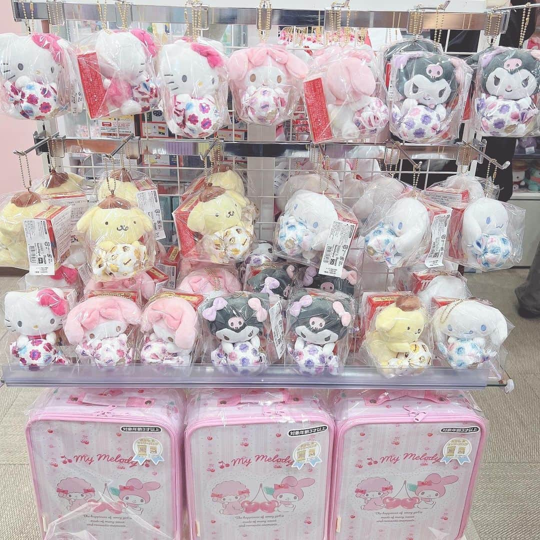 KIDDY LAND officialのインスタグラム：「#キデイランド原宿店　📸 4Fより🍰  ★不二家ミルキー×サンリオ★   ミルキーとコラボのマスコットのご紹介です🍬🍭 プレゼントにもおすすめ🎁💕   マスコットとミルキーのセット ￥1980（税込）    #kiddyland #キデイランド #サンリオ #ハローキティ #マイメロディ  #クロミ #シナモロール #ポムポムプリン #不二家   ©️2023 SANRIO CO., LTD.TOKYO, JAPAN」