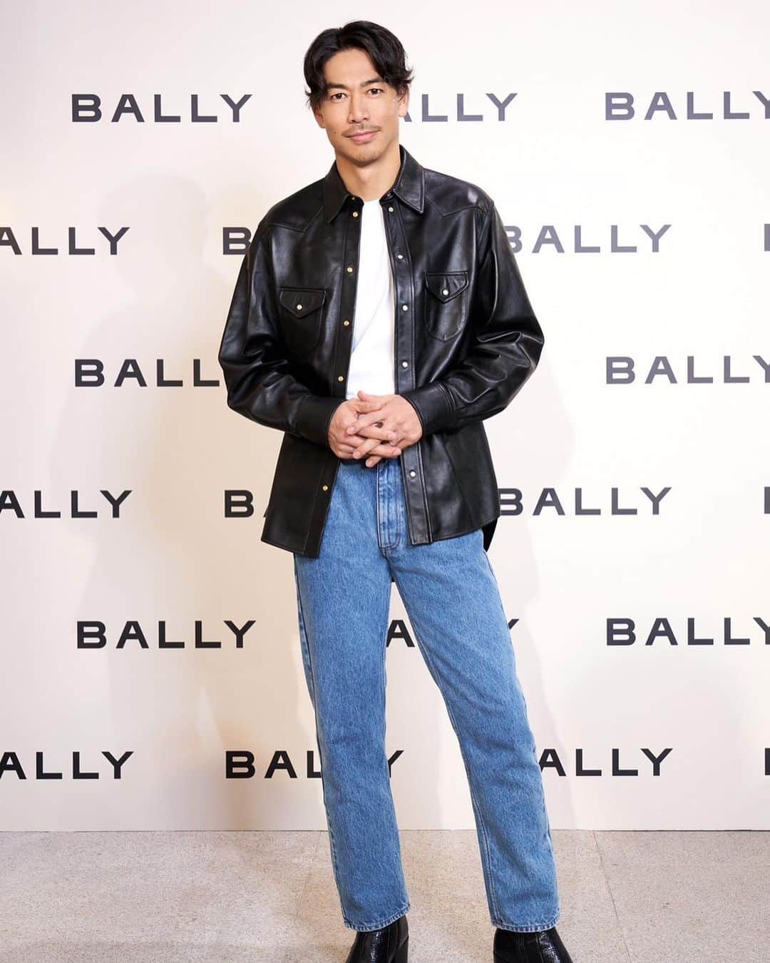 AKIRAさんのインスタグラム写真 - (AKIRAInstagram)「BALLY 位在遠百信義A13的專門店是全台唯一以 BALLY 瑞士美學打造的全新概念店，代表了品牌的新時代。  改裝煥新的概念店擁有更為開闊寬敞的展示空間，摩登而精緻，呼應了 BALLY SHOWROOM 的設計。每個細節也展現了BALLY 追求雋永設計的品牌精神。  歡迎大家一起來感受！  —————————————————————  A13遠東デパートにあるBALLYの店舗は、  台湾で唯一の スイス美学で作り出された新しいコンセプトストアであり、  ブランドの新しい時代へ向かうことを象徴している。  この新しいコンセプトストアは より快適で広々とした空間に変わり、  モダンでエレガントなデザインはBALLY SHOWROOMを彷彿させる。  細部までこだわったディテールからも、バリーがタイムレスでこだわりのある デザインを追記するブランド精神が見える。  #BALLY」12月13日 18時42分 - exileakira_official