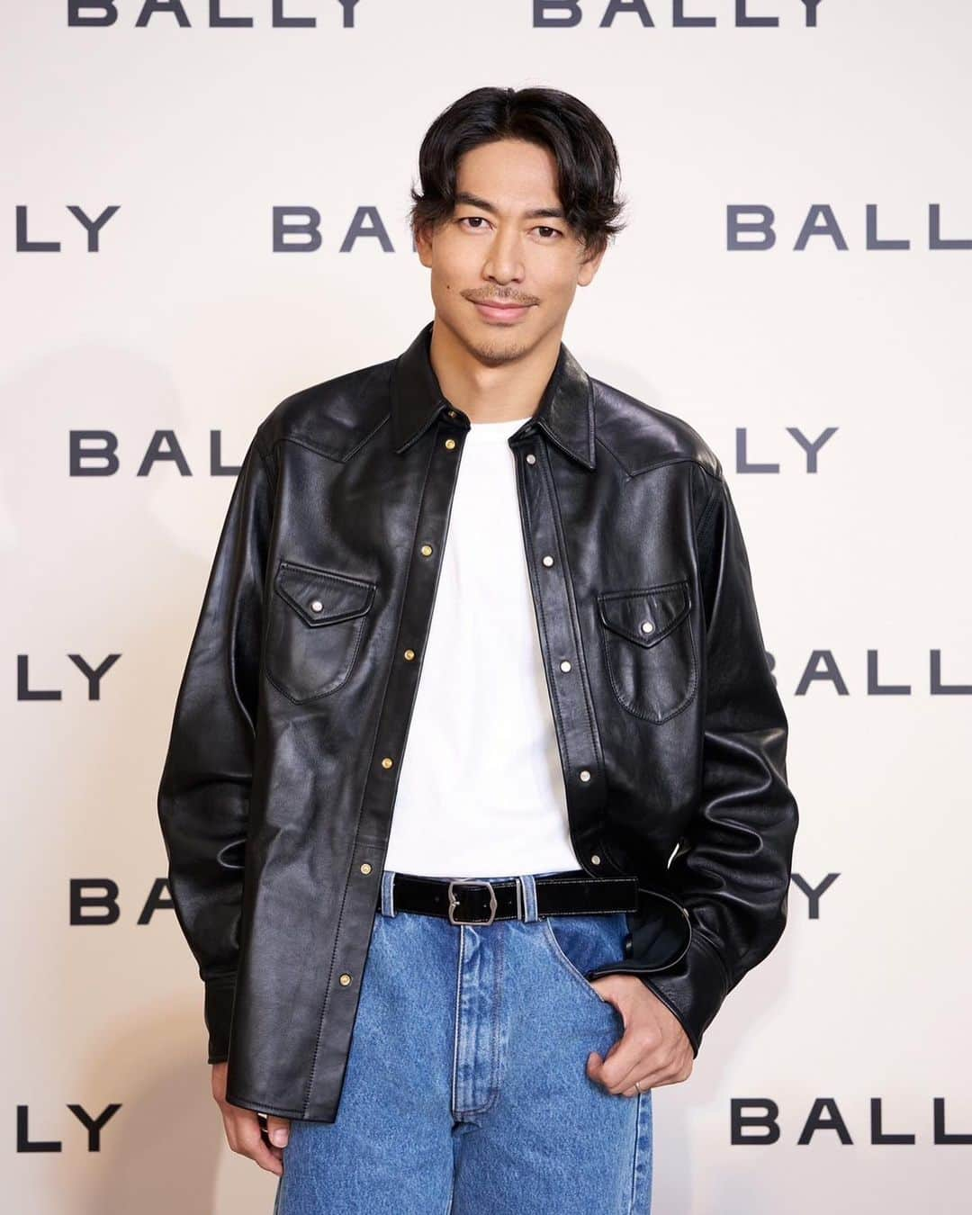 AKIRAのインスタグラム：「BALLY 位在遠百信義A13的專門店是全台唯一以 BALLY 瑞士美學打造的全新概念店，代表了品牌的新時代。  改裝煥新的概念店擁有更為開闊寬敞的展示空間，摩登而精緻，呼應了 BALLY SHOWROOM 的設計。每個細節也展現了BALLY 追求雋永設計的品牌精神。  歡迎大家一起來感受！  —————————————————————  A13遠東デパートにあるBALLYの店舗は、  台湾で唯一の スイス美学で作り出された新しいコンセプトストアであり、  ブランドの新しい時代へ向かうことを象徴している。  この新しいコンセプトストアは より快適で広々とした空間に変わり、  モダンでエレガントなデザインはBALLY SHOWROOMを彷彿させる。  細部までこだわったディテールからも、バリーがタイムレスでこだわりのある デザインを追記するブランド精神が見える。  #BALLY」