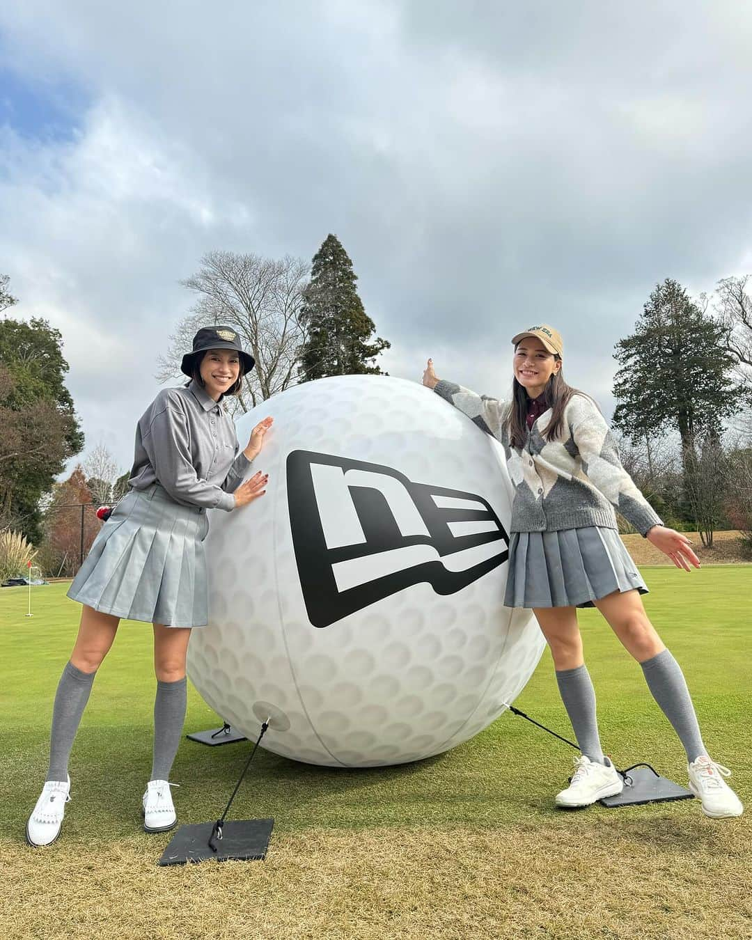 紺野ゆりさんのインスタグラム写真 - (紺野ゆりInstagram)「NEWERA GOLF CUP⛳️  ニューエラコンペに参加してきました😆 大久保嘉人さんとご一緒させていただきました✨ 緊張していたんですがとても気さくに話しかけてくださりお人柄もとても素敵🥹NEWERA契約プロの方々とも3ホールずつご一緒させて頂きとても贅沢な1日となりました✨  コンペでは沢山の人がわたしの#ゆりコラボ　ウェア着てくれていたのが嬉しくて😭💕 感激でした🥹🥹🥹♡  スコアは87で、ハンデがハマり、90人中9位で賞品getしましたよ😆🙌  千葉バーディーでまわれるなんて豪華すぎ☺️ 素敵な1日をありがとうございました🫶  #NEWERA #ニューエラゴルフ #ゆりコラボ #neweragolf  #yurigolf🦋」12月13日 18時40分 - yuri_konno_official