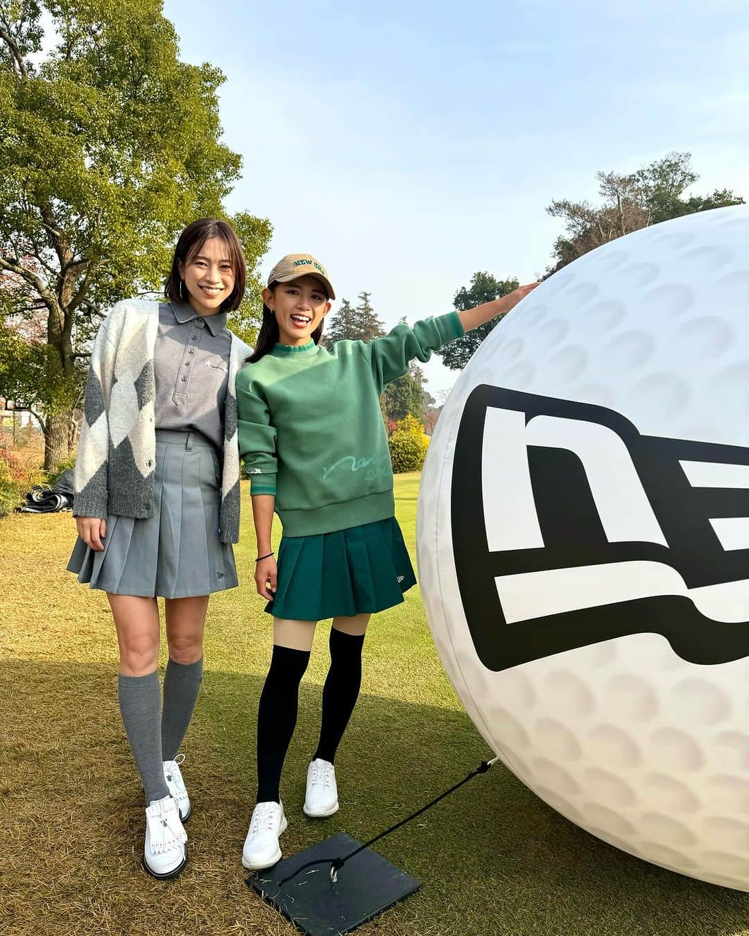 紺野ゆりさんのインスタグラム写真 - (紺野ゆりInstagram)「NEWERA GOLF CUP⛳️  ニューエラコンペに参加してきました😆 大久保嘉人さんとご一緒させていただきました✨ 緊張していたんですがとても気さくに話しかけてくださりお人柄もとても素敵🥹NEWERA契約プロの方々とも3ホールずつご一緒させて頂きとても贅沢な1日となりました✨  コンペでは沢山の人がわたしの#ゆりコラボ　ウェア着てくれていたのが嬉しくて😭💕 感激でした🥹🥹🥹♡  スコアは87で、ハンデがハマり、90人中9位で賞品getしましたよ😆🙌  千葉バーディーでまわれるなんて豪華すぎ☺️ 素敵な1日をありがとうございました🫶  #NEWERA #ニューエラゴルフ #ゆりコラボ #neweragolf  #yurigolf🦋」12月13日 18時40分 - yuri_konno_official