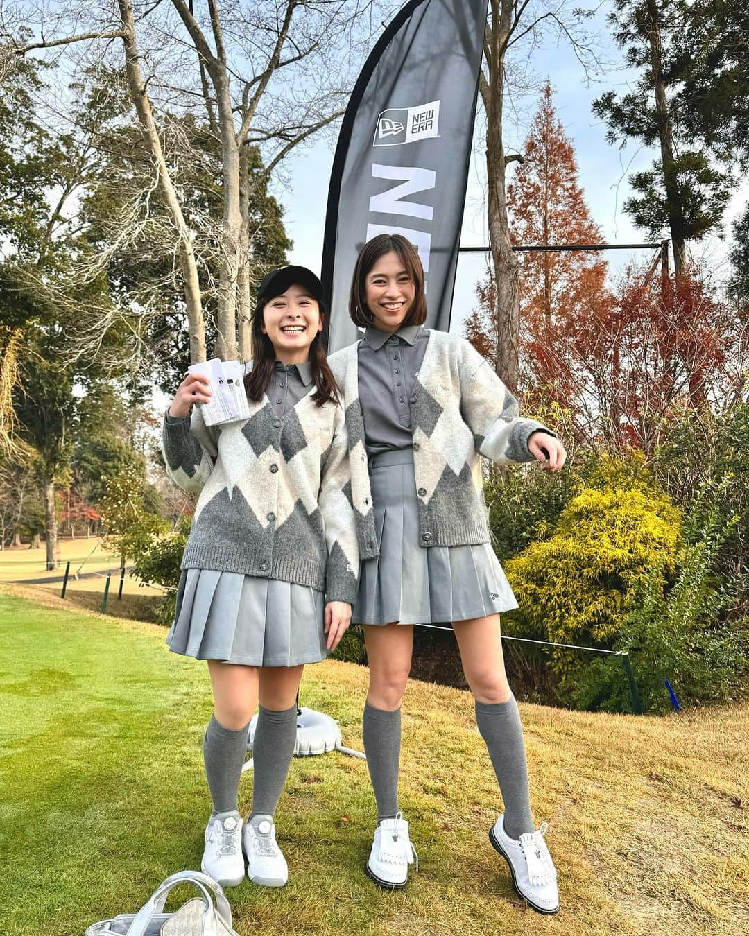 紺野ゆりさんのインスタグラム写真 - (紺野ゆりInstagram)「NEWERA GOLF CUP⛳️  ニューエラコンペに参加してきました😆 大久保嘉人さんとご一緒させていただきました✨ 緊張していたんですがとても気さくに話しかけてくださりお人柄もとても素敵🥹NEWERA契約プロの方々とも3ホールずつご一緒させて頂きとても贅沢な1日となりました✨  コンペでは沢山の人がわたしの#ゆりコラボ　ウェア着てくれていたのが嬉しくて😭💕 感激でした🥹🥹🥹♡  スコアは87で、ハンデがハマり、90人中9位で賞品getしましたよ😆🙌  千葉バーディーでまわれるなんて豪華すぎ☺️ 素敵な1日をありがとうございました🫶  #NEWERA #ニューエラゴルフ #ゆりコラボ #neweragolf  #yurigolf🦋」12月13日 18時40分 - yuri_konno_official